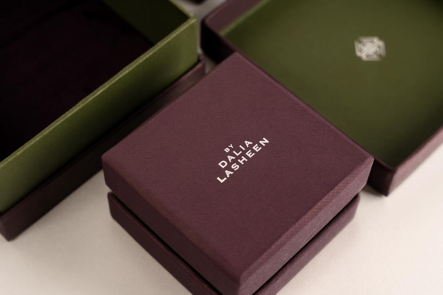 An expression of elegance, inside and out.
Bespoke packaging produced for @bydalialasheen Jewelry—where luxury begins before the piece is revealed.
.
A project by : @mwfashionconsultancy
Photography: @minaashraf_photography