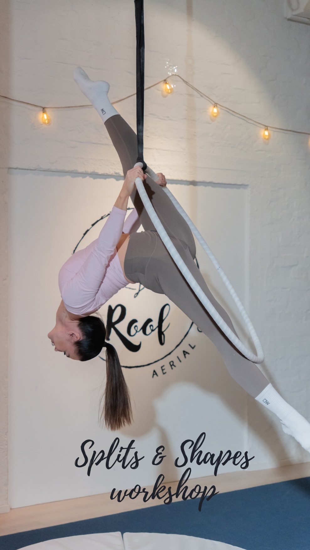 Splits & Shapes workshop 💛
Tässä workshopissa harjoitellaan erilaisia spagaatti- ja asentoyhdistelmiä ja venytellään alkuun hyvin spagaatit ennen renkaalle siirtymistä.
Tämä workshop sopii rengastrapetsin perusteet hallitseville ja jonkin verran liikkuvuutta omaaville. Spagaatin ei tarvitse mennä ihan pohjaan, mutta liikkeistä saa enemmän irti mikäli liikkuvuutta jo löytyy.
💛La 16.5. Klo 14.45-16
💛Hinta 30 €
💛Ohjaajana @sannisarlin
Varaa paikka appissa!
Tervetuloa mukaan!
📸: @takayamaproductions
#rengastrapetsi #aerialhoop #spagaatti #workshop #roofaerialclub