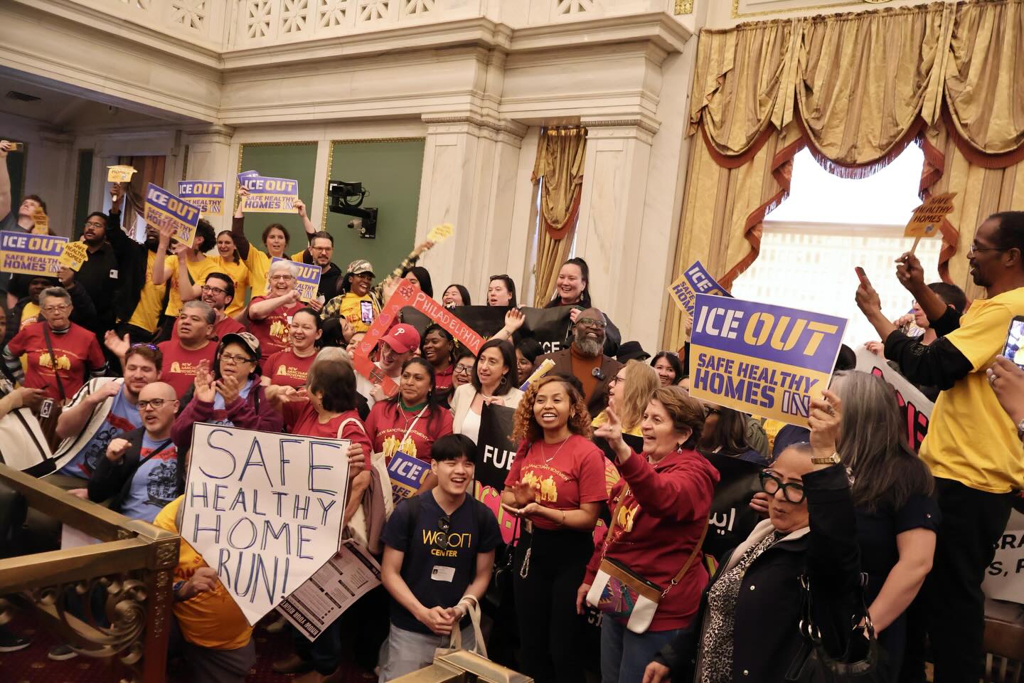 (español abajo) 🎉WHAT. A. DAY! Today, Philadelphia made history: City Council voted to pass the full ICE Out package AND the Safe and Healthy Homes Act. These bills will protect countless working class Philadelphians from federal overreach, misuse of local resources, predatory landlords, and unsafe living conditions. These victories are the result of working class organizations, unions, and tenants from across the city standing in fierce solidarity and demanding justice for our communities. Now, we are calling on Mayor Cherelle Parker: sign these bills into law and ensure they are implemented with the urgency this moment demands.
ESPAÑOL: 🎉QUÉ. DÍA. Hoy, Filadelfia hizo historia: el Consejo Municipal votó para aprobar el paquete completo ICE FUERA Y la Ley de Hogares Seguros y Saludables. Estos proyectos de ley protegerán a innumerables habitantes de la clase trabajadora de Filadelfia del abuso federal, el mal uso de los recursos locales, los propietarios depredadores y las condiciones de vida inseguras. Estas victorias son el resultado de organizaciones de clase trabajadora, sindicatos e inquilinos de toda la ciudad que se solidarizan ferozmente y exigen justicia para nuestras comunidades. Ahora, estamos pidiendo a nuestra Alcaldesa Cherelle Parker: firme estos proyectos de ley y garantice que se implementen con la urgencia que este momento exige.
