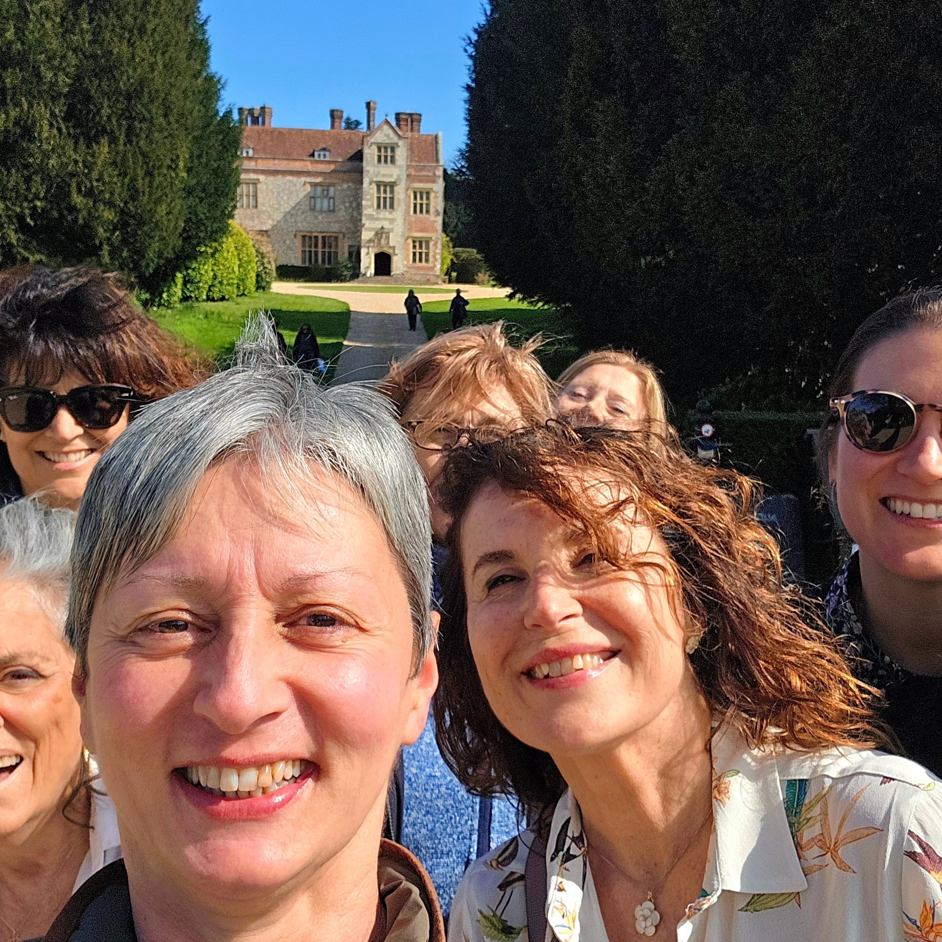 Vi piacerebbe esplorare insieme a me la campagna inglese?
Non potevo desiderare giornate più belle per esplorare insieme a voi Chawton e la splendida campagna dei South Downs 🌼🏡 🌸.
Tra storia, risate ed emozioni sincere, spero di essere riuscita a farvi vivere la magia di questi luoghi che porto nel cuore ❤️
Grazie per aver condiviso con me queste esperienze e per le vostre bellissime recensioni su TripAdvisor. 🖋
Se anche voi volete immergervi nel meraviglioso mondo della campagna inglese insieme a chi ci vive, date un'occhiata alla pagina dei miei tour sul sito di Passione Campagna Inglese. Il link diretto è nella descrizione del mio profilo qui su Instagram. 👆
Se la data che vi interessa non è disponibile, contattatemi via email all'indirizzo ciao@passionecampagnainglese.com: farò il possibile per venire incontro alle vostre esigenze. 📧
✨️ Vi aspetto! ✨️
#passionecampagnainglese #Chawton #janeausten #tour #guidaturistica