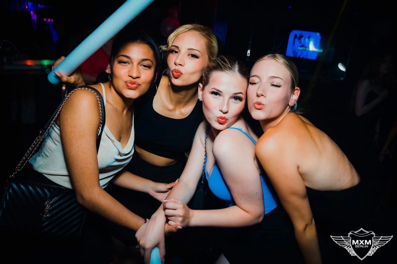 tonight is not about tomorrow, it’s about the music, the lights, and the unforgettable chaos of living in the now 🍸🍾🪩
#clubnightlife #partymode #dancefloorvibes #nightenergy #berlinnightlife #goodtimesahead #funmemories #musicparty #maxximclub #liveit