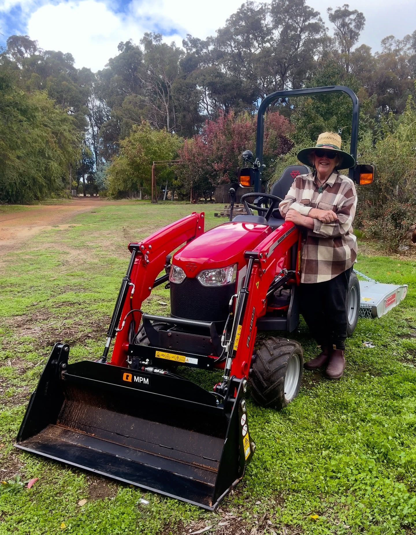 Our team headed to Lowden (near Donnybrook) to deliver Jayne her brand new Massey Ferguson 1GC.25 Tractor.
This brand new model packs a serious punch with so many accessories as standard:
✅ Premium high back and MF branded seat
✅ 12V accessories plug
✅ Phone holder and storage
✅ Drink holder
✅ 4WD and so much more
Plus equiped with:
✅ Front End Loader with 4 in 1 Bucket
✅ Sabre Massey Ferguson Slasher
✅ Berends S Tine Cultivator
Thank you for your business Jayne, enjoy your new tractor.
@masseyfergusonglobal #manjimup #donnybrook #farmingwa #southernforestswa #southwestwa
