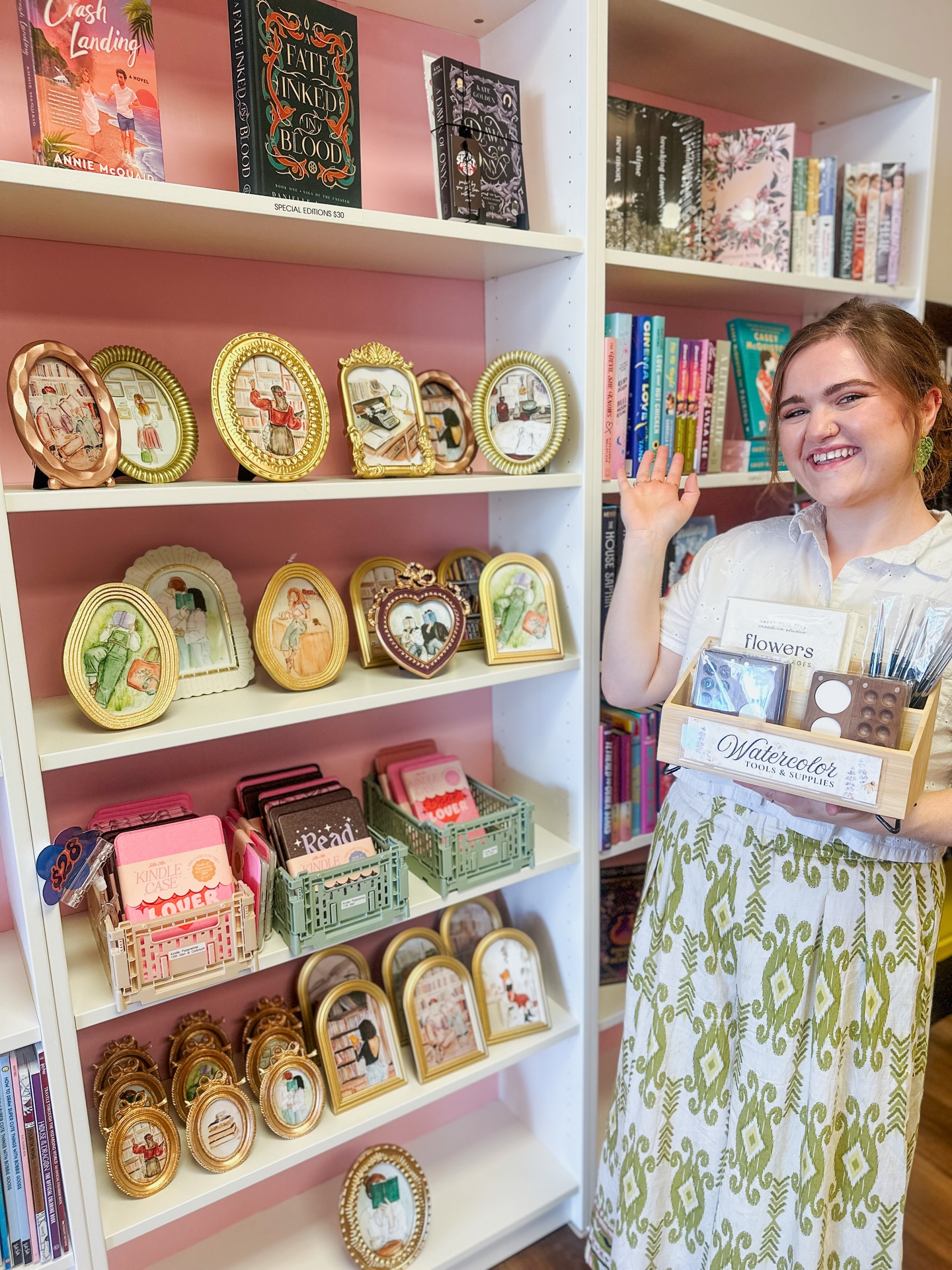 ✨NEW RETAIL LOCATION✨ We’re taking over KC one romance bookshop at a time, friends 😜 You can now shop the full SRF line at The Littlest Library on The Independence Square!
This Latina-owned indie romance bookshop shines a light on local authors and makers, while maintaining an impressive selection of steamy reads! This space is stocked with fresh voices, bilingual titles, and all the bookish goodies your heart desires. If you stop in, be sure to tell em Sarah sent ya! And don’t miss the back room 🤫😉
To make things even sweeter, we are hosting themed watercolor workshops here every Third Thursday! Join us next for Afternoon Tea on May 21st 🫖🎨