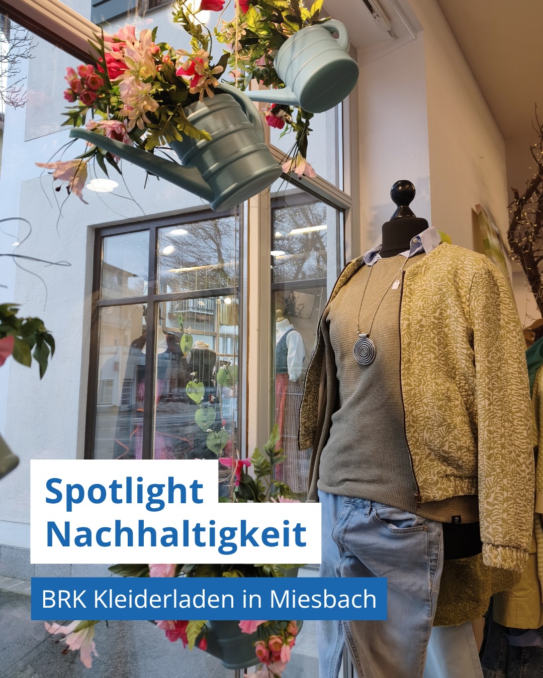 Im BRK-Kleiderladen in Miesbach bekommen Kleidungsstücke eine zweite Chance. Nachhaltigkeit zeigt sich hier nicht nur im Verkauf von Secondhand-Mode, sondern auch im Laden selbst, etwa bei der Deko aus Fundstücken oder bei den gespendeten Tragetaschen. Wer reinkommt, findet neben günstiger Kleidung auch ein offenes Ohr.
Der Kleiderladen ist Teil unserer Reihe Spotlight Nachhaltigkeit. Jeden Monat stellen wir einen Verein oder eine Initiative aus dem Landkreis Miesbach vor. Den ausführlichen Beitrag mit weiteren Informationen und Bildern findet ihr auf unserer Website unter www.nea-mb.de.
Ihr setzt euch mit eurem Verein für Nachhaltigkeit ein und möchtet euer Engagement sichtbar machen und euch vernetzen? Dann meldet euch gerne bei uns.
Wir kommen vorbei, stellen ein paar Fragen, machen Fotos und veröffentlichen einen Beitrag über euch.
Schreibt uns einfach eine Direktnachricht oder eine E-Mail info@nea-mb.de.
#Ehrenamt #Nachhaltigkeit #NEAvernetzt
