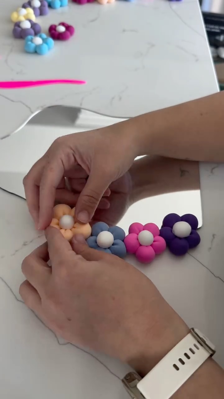 🌸✨ Así nace tu Espejo Floral ✨🌸
De un espejo sencillo… a una pieza única hecha por ti 💖
Relájate, crea y disfruta el proceso 🫶
No necesitas experiencia, solo ganas de hacer algo bonito ✨
¿Te animas a hacerlo tú también? 👀
💐 Mándanos mensaje para apartar tu lugar y vive la experiencia completa en nuestro taller
#EspejoFloral #TallerCreativo #ArteConArcilla #HechoAMano #plancreativo