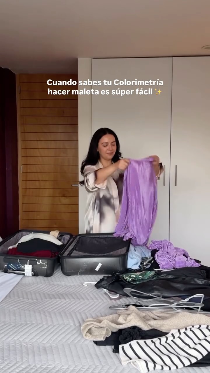 Te explico por qué 👇🏻👇🏻👇🏻
La colorimetría es el estudio de los colores que mejor van con tus características naturales como tu tono de piel, el color de tus ojos, tu cabello. Cuando conoces esos colores, sabes exactamente qué prendas van a hacerte ver bien sin pensarlo dos veces.
Eso en una maleta significa esto: en lugar de meter de todo un poco, metes solo lo que sabes que te funciona. No hay dudas frente al clóset, no hay prendas que llevas y nunca usas, no hay outfits que se ven raros cuando los combinas en el viaje. Llevas menos, te ves mejor y todo tiene mayor potencial de combinar entre sí.
Eso es lo que aprenden las mujeres que toman mi Taller de Colorimetría, a tomar decisiones más fáciles y más seguras sobre lo que se ponen, no solo para viajes, sino para el día a día.
Si quieres aprender a identificar tus colores y empezar a usarlos a tu favor, comenta la palabra “TALLER” o ve al link en mi bio.
#colorimetria #ciudaddemexico #imagenyestilismo #imagenpersonal