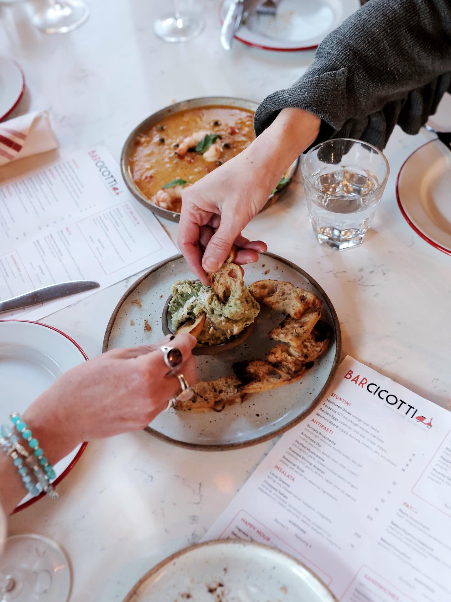 It’s all about the DIP. 🤌
Artichoke dip, foccacia crostini … don’t miss it.
📸 @kristinkins