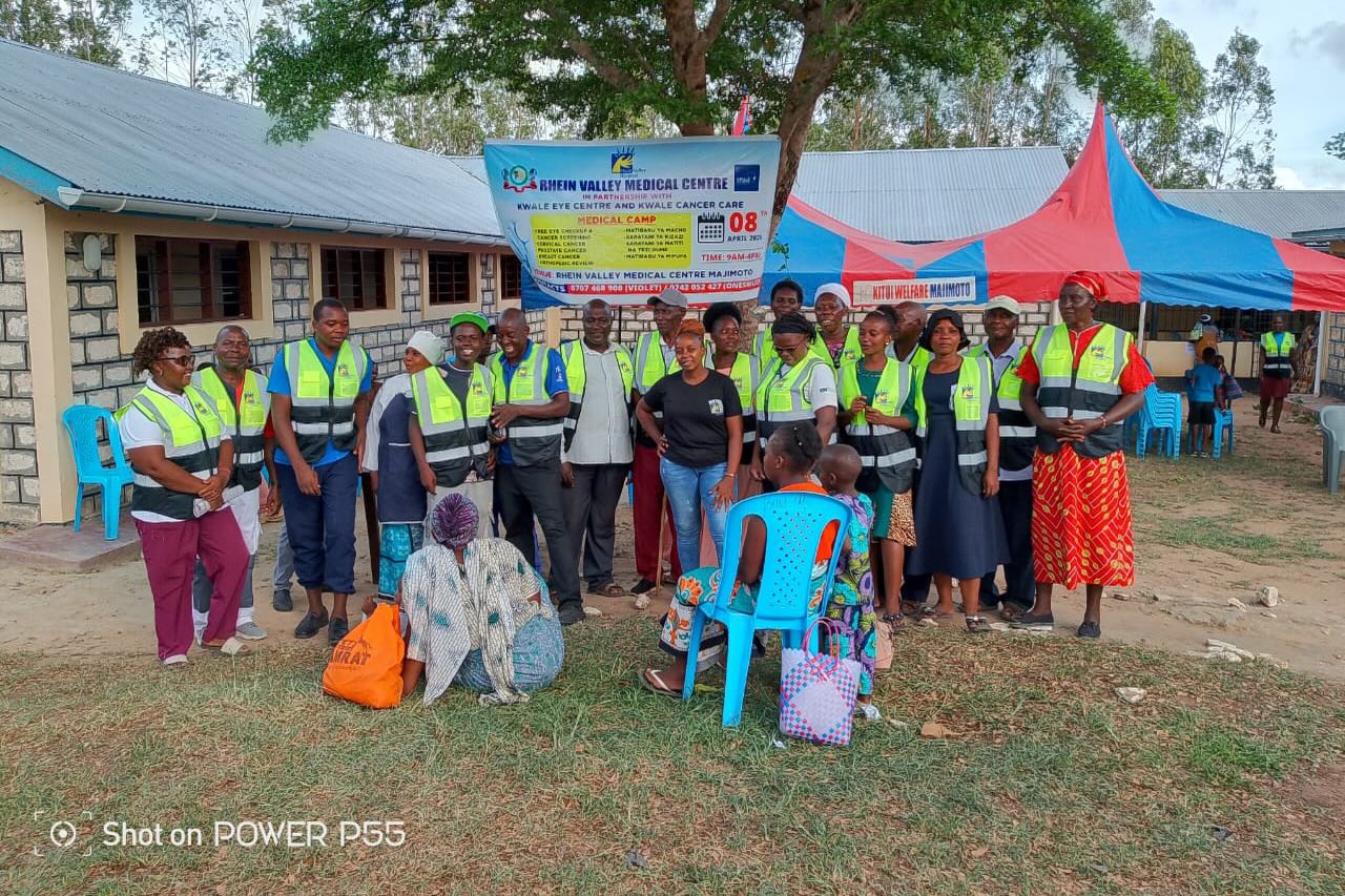 Medical Camp: Medizin kommt in der Bevölkerung an 🩺❤️
Es war ein schöner Moment für das Team, als am Mittwoch mehr als 200 Patientinnen und Patienten zu unserem Medical Centre kamen 🙌. Einen Tag lang standen Augenprobleme 👁 und die Krebsvorsorge 🎗 im Zentrum.
Am Mittwoch veranstaltete unser Klinikteam unter der Leitung von Violet Maghangha ein Medical Camp. Die Bevölkerung war aufgerufen, zum Rhein Valley Medical Centre zu kommen und sich auf Augenkrankheiten untersuchen und beraten zu lassen 🏥.
Bei 18 Patientinnen und Patienten wurden ernsthafte Augenprobleme festgestellt ⚠️. Sie wurden zur weiterführenden Behandlung in ein spezialisiertes Augenzentrum überwiesen. Andere erhielten direkt vor Ort eine passende Brille 👓, die eine Vorstandsdelegation vor einigen Wochen mitgebracht hatte.
Ausserdem wurden wichtige Untersuchungen in der Krebsvorsorge 🎗 durchgeführt.
👉 «Mehr als 200 Leute nahmen unsere Dienste in Anspruch», schreibt die Klinikleiterin.
Es waren so viele, dass nicht alle an die Reihe kamen – kurzerhand verlängerte das Team das Camp um einen Tag ⏱️.
💬 «Die Resonanz war riesig, und die Gemeinde war unserem medizinischen Zentrum für diese Aktion sehr dankbar.»
Der grosse Zuspruch zeigt: Der Bedarf an medizinischer Grundversorgung 🩺 ist in der Region Maji Moto hoch. Und die Menschen vertrauen unserem Klinikteam und der Einrichtung 🤝.
💙 Mit Ihrer Spende ermöglichen Sie uns, den medizinischen Dienst fortzuführen und auszubauen.
Herzlichen Dank für Ihre Unterstützung!
👉 Hier können Sie online einzahlen.
#rheinvalleymedicalcentre #majimoto #kenia #medicalcamp .#vereinrheinvalleyhospital