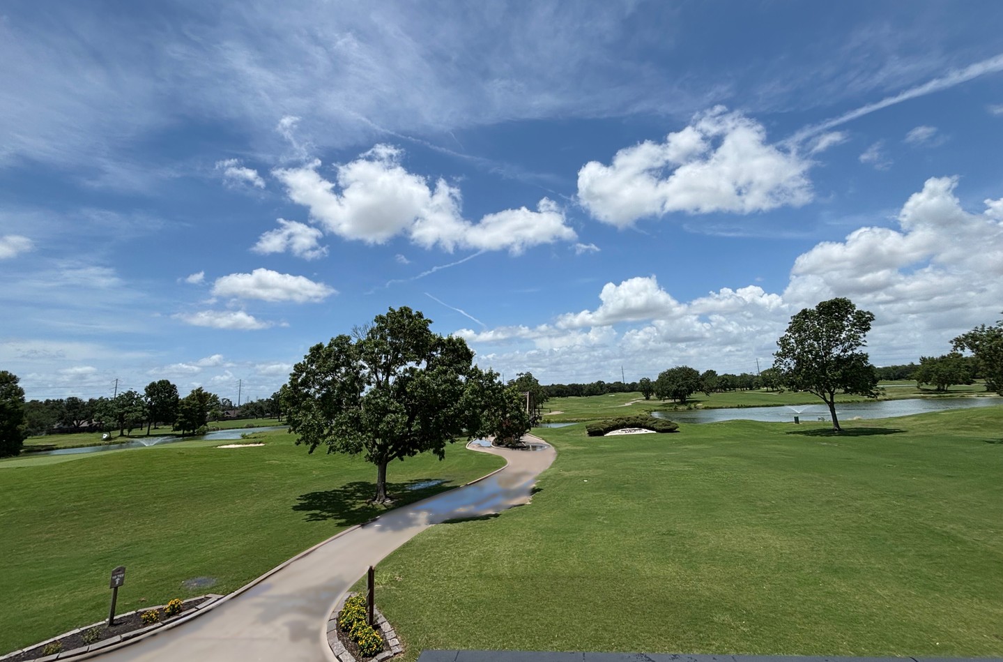 Suns out, clubs out☀️🏌️♂️
The weather is supposed to be pretty for the rest of the week!! Book your tee time now!👇
https://battleground.ezlinksgolf.com/index.html#/search