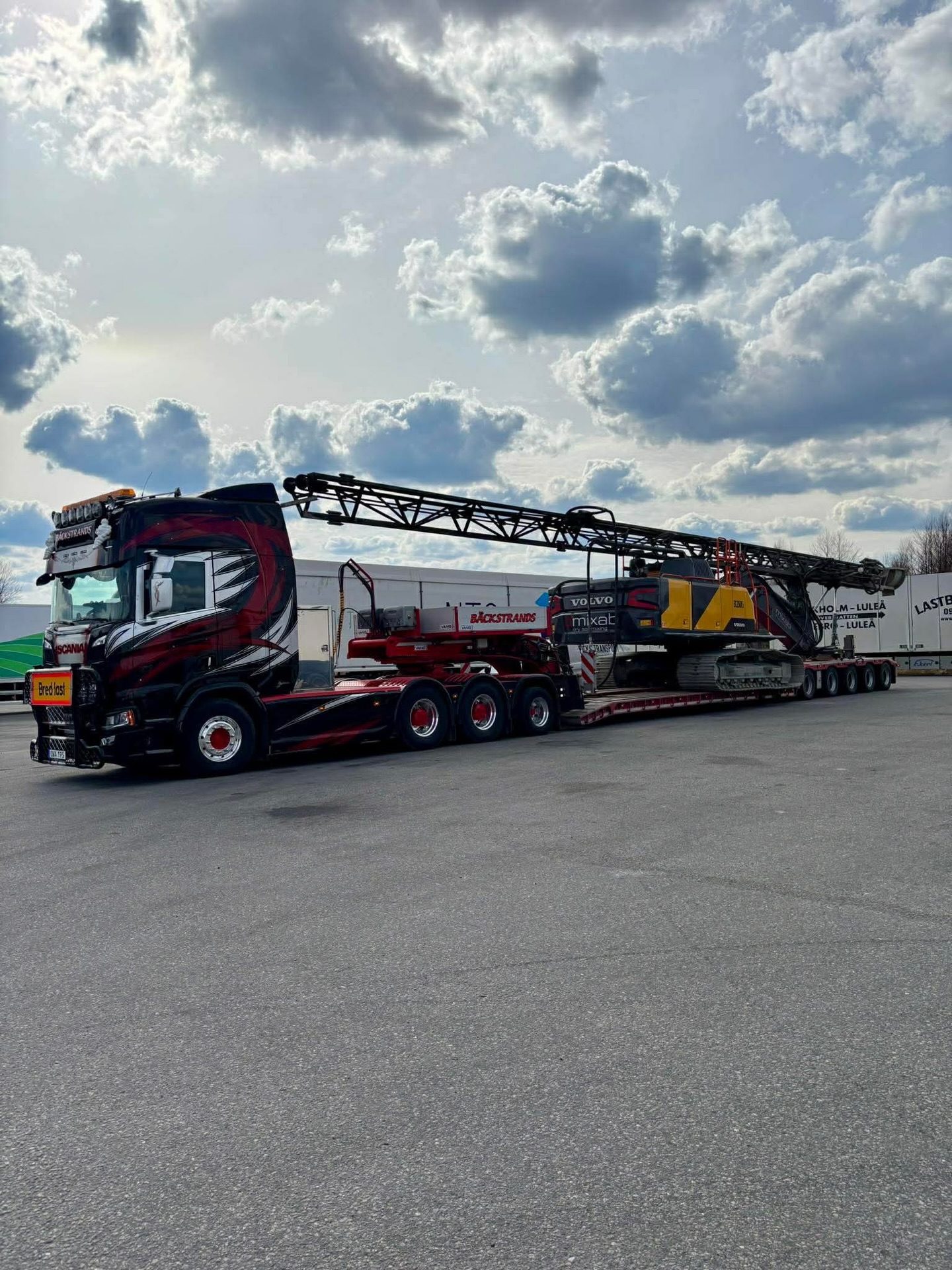 Startar denna vecka med att hjälpa #dennisfickstransport 🥳 Ett stycke Grundförstärkningsmaskin
Stockholm —> Göteborg 😎💨
#bäckstrandstrailer #maskintrailer
#stockholm #göteborg