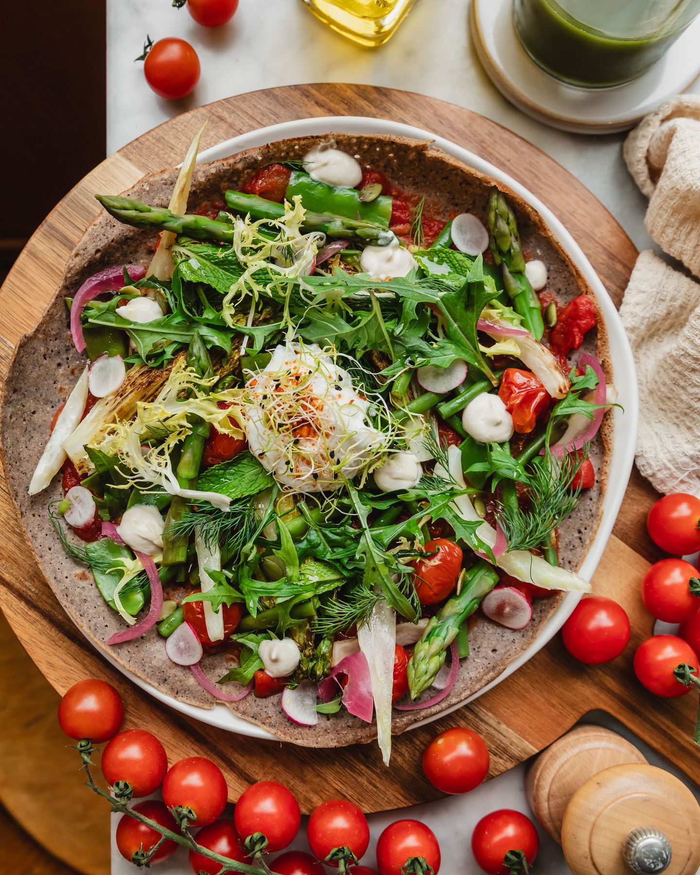 SPRING IS HERE 🌼
Notre carte de printemps est arrivée chez Judy !
Des produits bio et de saison, des assiettes colorées et pleines de fraîcheur — comme notre Spring Galette aux tomates, feta, fenouil rôti, légumes de printemps et œuf poché.
Come try it 😋
📸 @alicepages
#veganparis #sansglutenparis #healthyparis #glutenfreeparis #fodmap