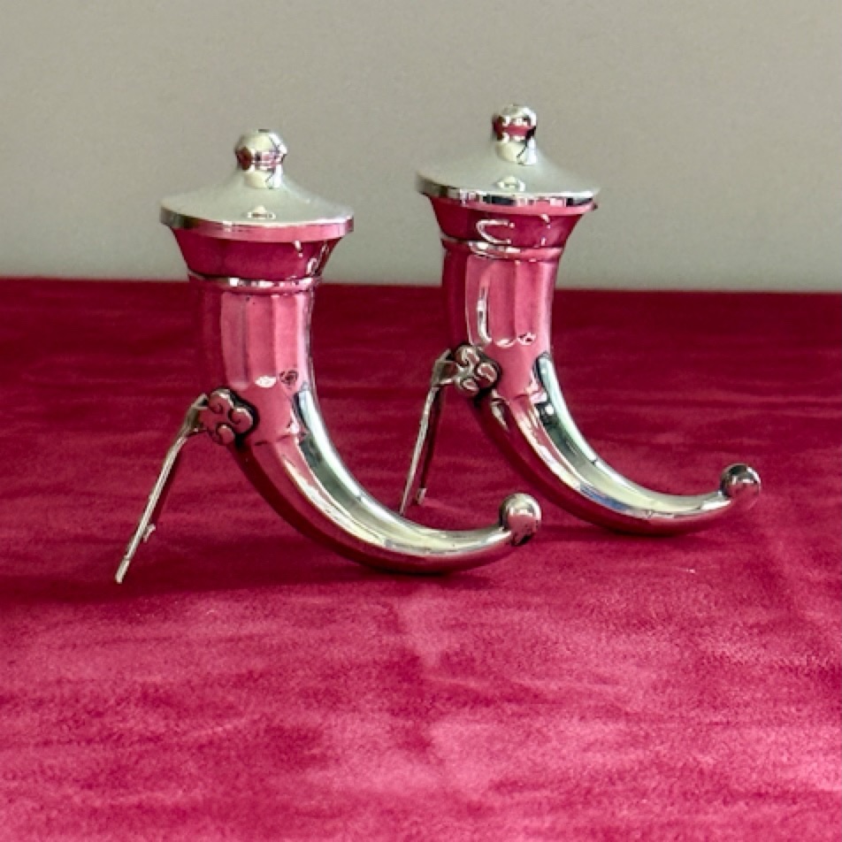 Paire de salière en argent , en forme de cornes .
Hauteur : 6,5 cm
Poids : 40 grammes
En superbe état , marqué sterling sweden ( argent suédois) .
Toujours très élégant sur table .
🛒 prix et disponibilité dans la boutique en ligne .
#saliere #argentmassif #artdelatable #argenterie