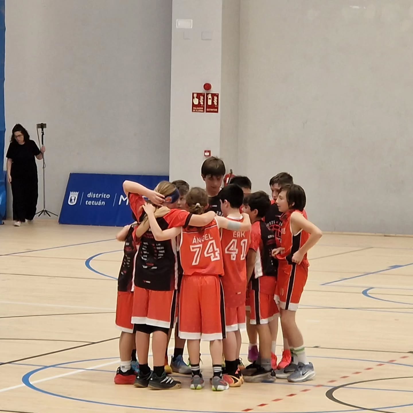 Alevín 2014 A pierde en casa de Patrocinio.
No fue nuestro día. El equipo firmó, con total seguridad, el partido más flojo de la temporada, lejos de la intensidad, el juego colectivo y la actitud que nos han caracterizado durante el año.
Desde el inicio nos costó entrar en ritmo. Fallamos en aspectos básicos: poca concentración, errores en los pases, dificultades en el balance defensivo y escasa agresividad en ambos lados de la pista. El rival supo aprovecharlo y marcó el ritmo del partido desde muy pronto.
Aun así, hubo momentos en los que el equipo intentó reaccionar, pero faltó continuidad y, sobre todo, confianza y alegría. No conseguimos encontrar nuestro juego ni imponer nuestras virtudes.
Pero esto también forma parte del aprendizaje. Este grupo ha demostrado muchas veces de lo que es capaz, y un mal partido no define el trabajo de toda la temporada.
Ahora toca reflexionar, corregir errores y, sobre todo, volver a entrenar con más ganas que nunca. Seguro que este tropiezo nos servirá para crecer y volver más fuertes.
Si trabajamos como sabemos, ¿por qué no puede ser posible una remontada?
Tenemos claro que los chicos lo darán todo.