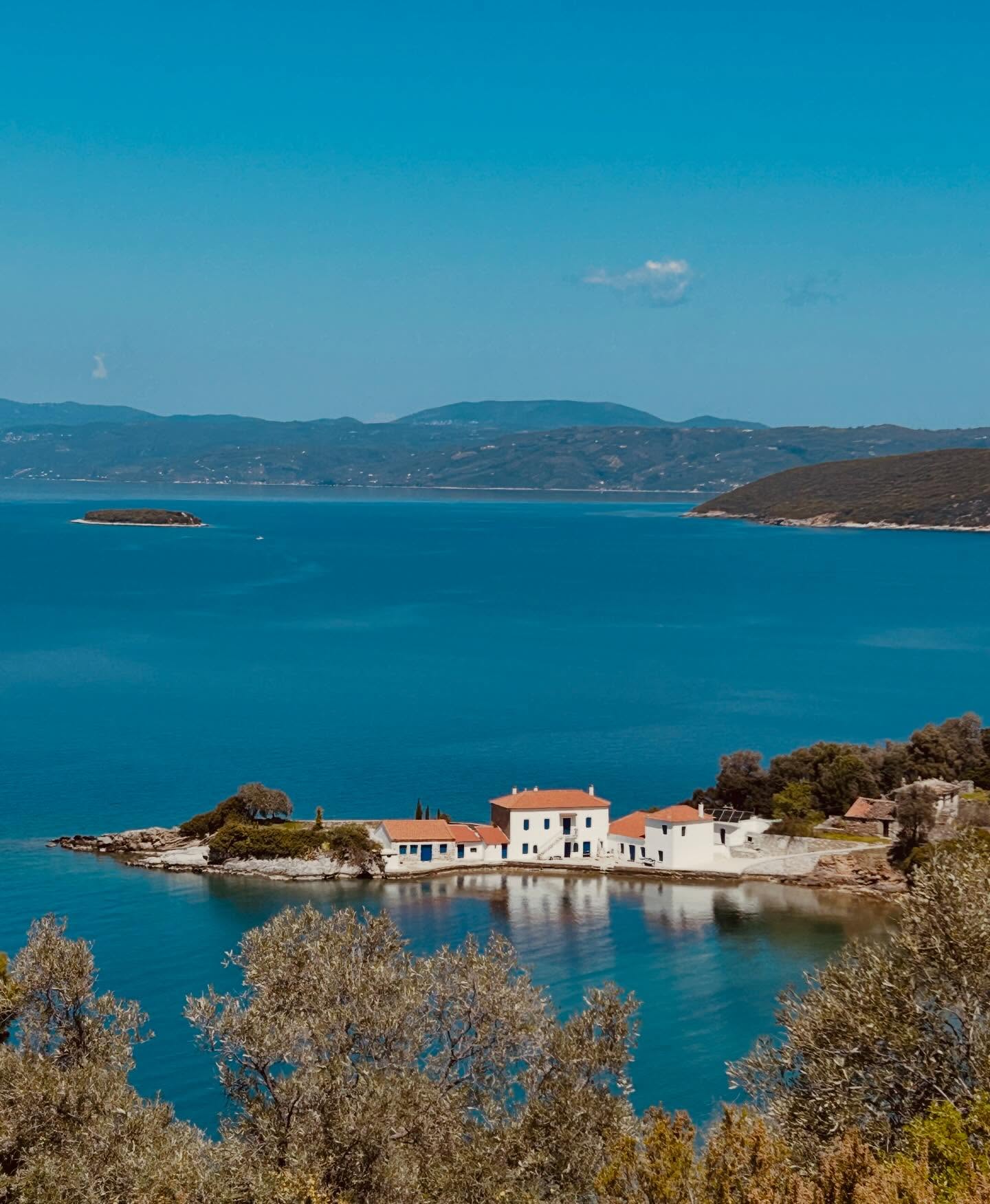 (FR) Un dimanche de printemps à Pelion… 💚
(ENG) This is what spring Sundays look like in Pelion 💚 #springvacation #pelion #roadtripgreece #secretplaces