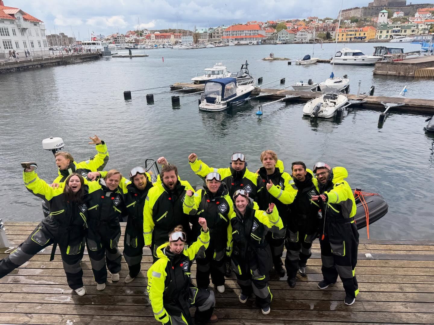Lunch på Åstol
Efter regn kommer solsken! Dagens andra grupp fick en solig tur till @astolsrokeri för en härlig lunch. Självklart stannade vi till hos sälarna.
Boka på RibX.se
#ribx #ribbåt #marstrand #teamaktivitet #kickoff