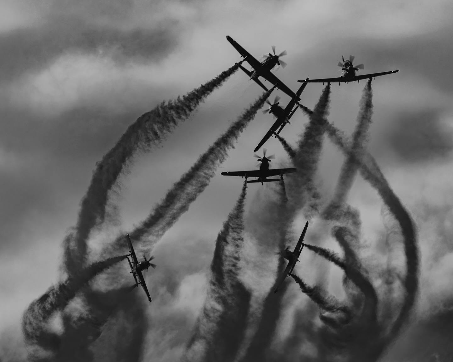 Six degrees of separation. It looks like utter chaos and it’s all precision. Rule of thirds out, rule of sixes in. The @airforceroulettes owning the sky @saleairshow
#aviation #aviationphotography #australia #planespotters