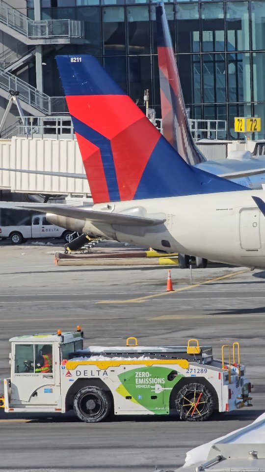 Throwin' it back to winter in New York, when the tugs were sporting snow chains.
.
🏷 #deltaairlines #pushback #airbusa321 #e175 #tuglife
