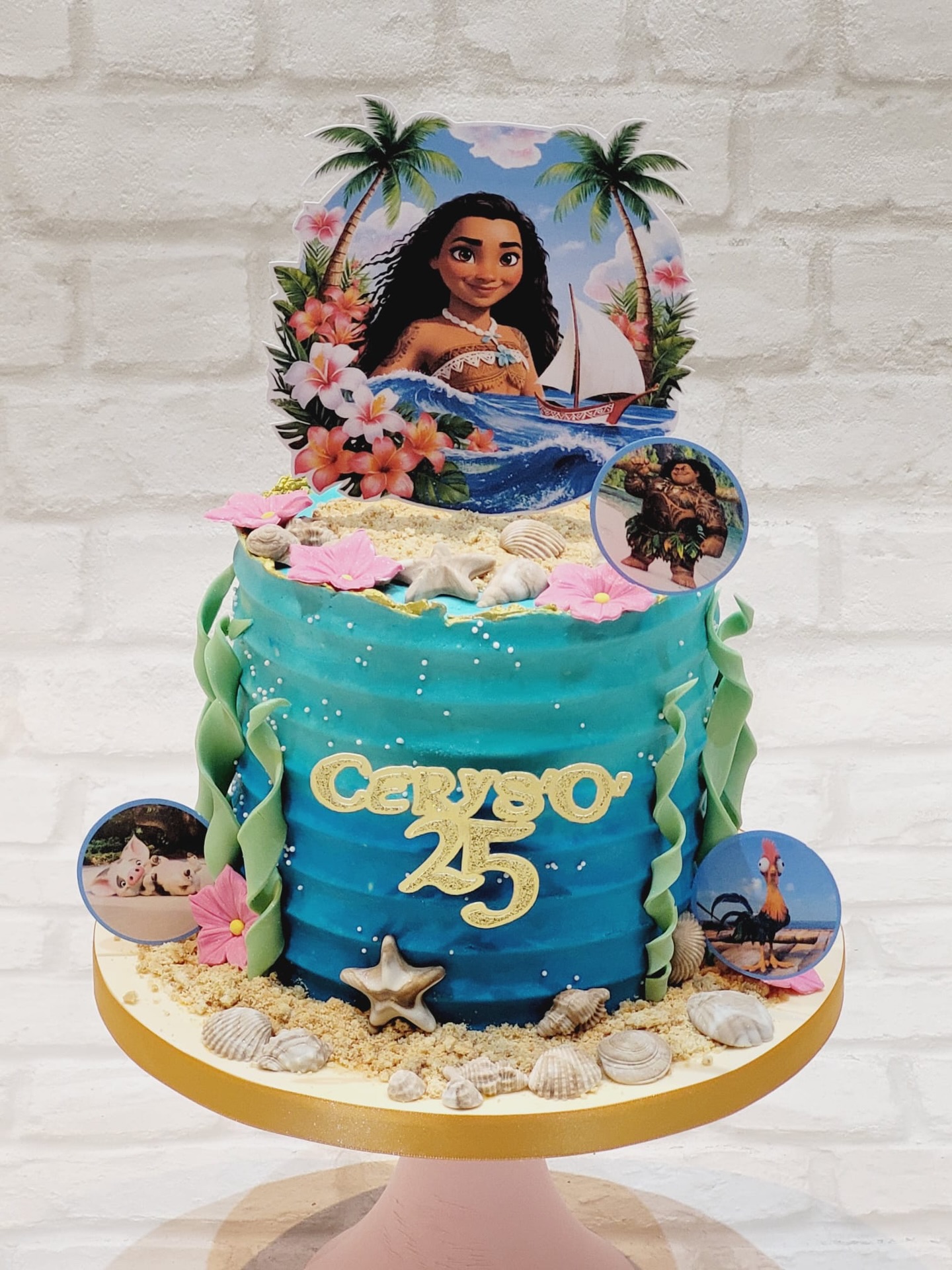 🌺🌊 Set sail for a tropical celebration! 🌊🌺
This stunning Moana-inspired birthday cake was created to make Carys’ 25th birthday extra magical. Featuring ocean blues, sandy shores, seashell details, tropical florals and all the island adventure vibes, it’s the perfect centrepiece for a special day.
Every cake we create is designed to bring your theme to life and make unforgettable memories. ✨
Would you choose a tropical theme for your celebration? 🌴🐚
#BirthdayCake #MoanaCake #CelebrationCake #CustomCake #CakeDesign