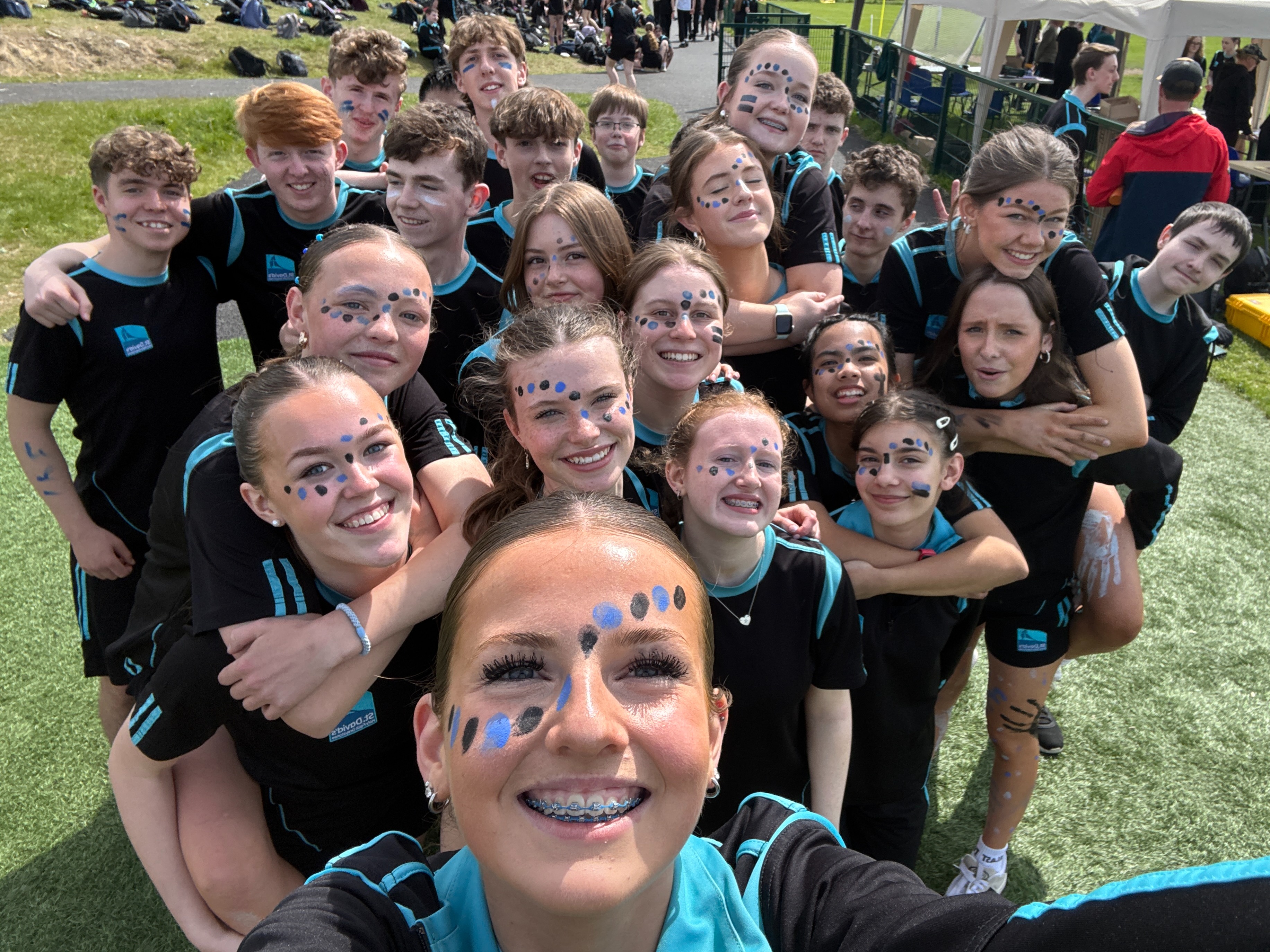 And sure, what's Sports Day without friends? βοΈ