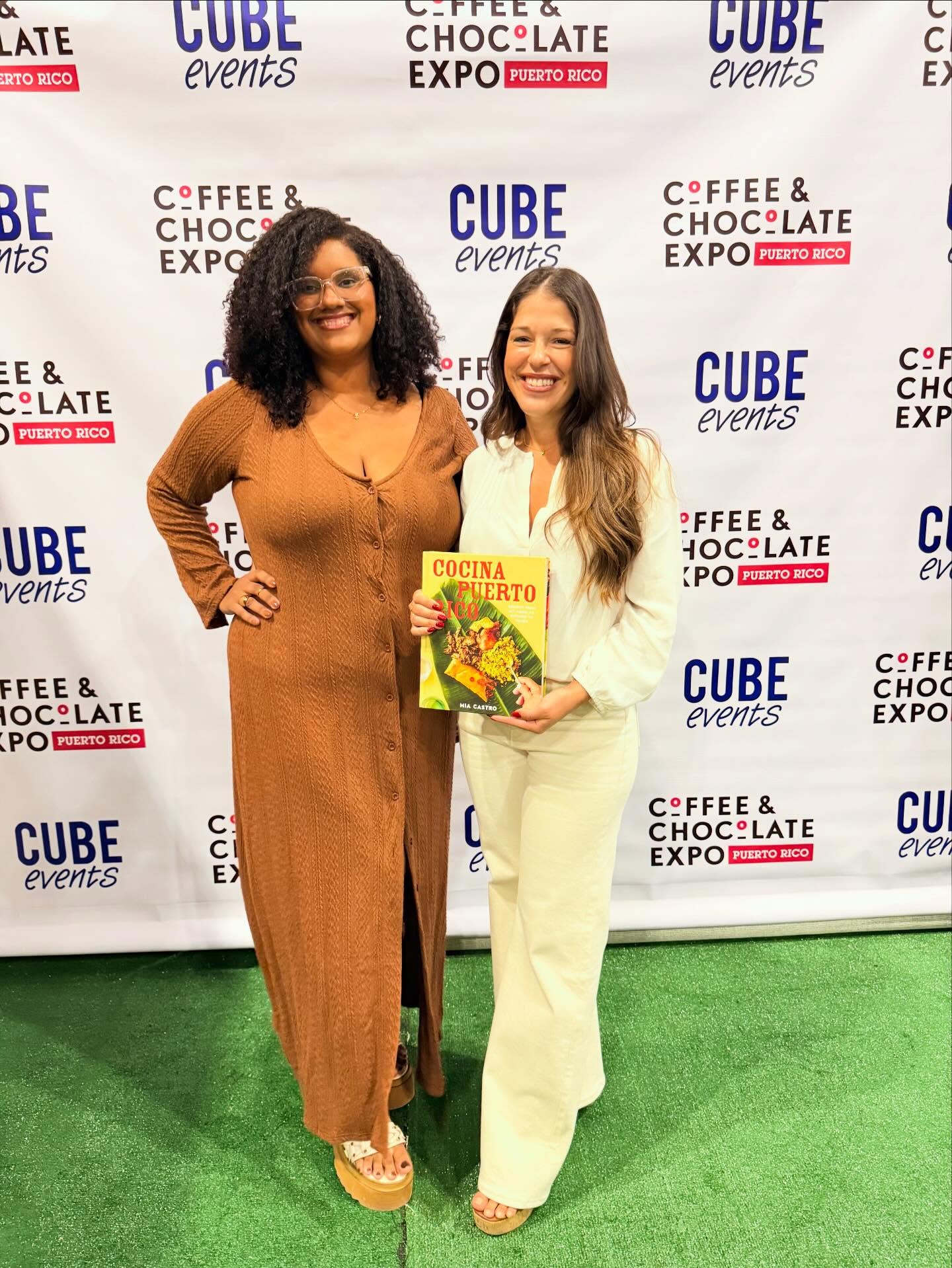 Ayer fue uno de esos días que confirman por qué hago lo que hago.
Entre café, chocolate y muchas conversaciones, estuve documentando un evento que da para mucho más de lo que se ve a simple vista. @coffeechocolateexpo
Hoy estoy en modo descanso (porque lo necesito 😅), pero mañana arrancamos con la serie de videos del Coffee and Chocolate Expo — con entrevistas, momentos clave, historia y miradas profundas más allá del evento.
Gracias a todos los que se tomaron el tiempo de hablar conmigo y compartir su trabajo. Agradecida siempre.
¡Seguimos! 💛