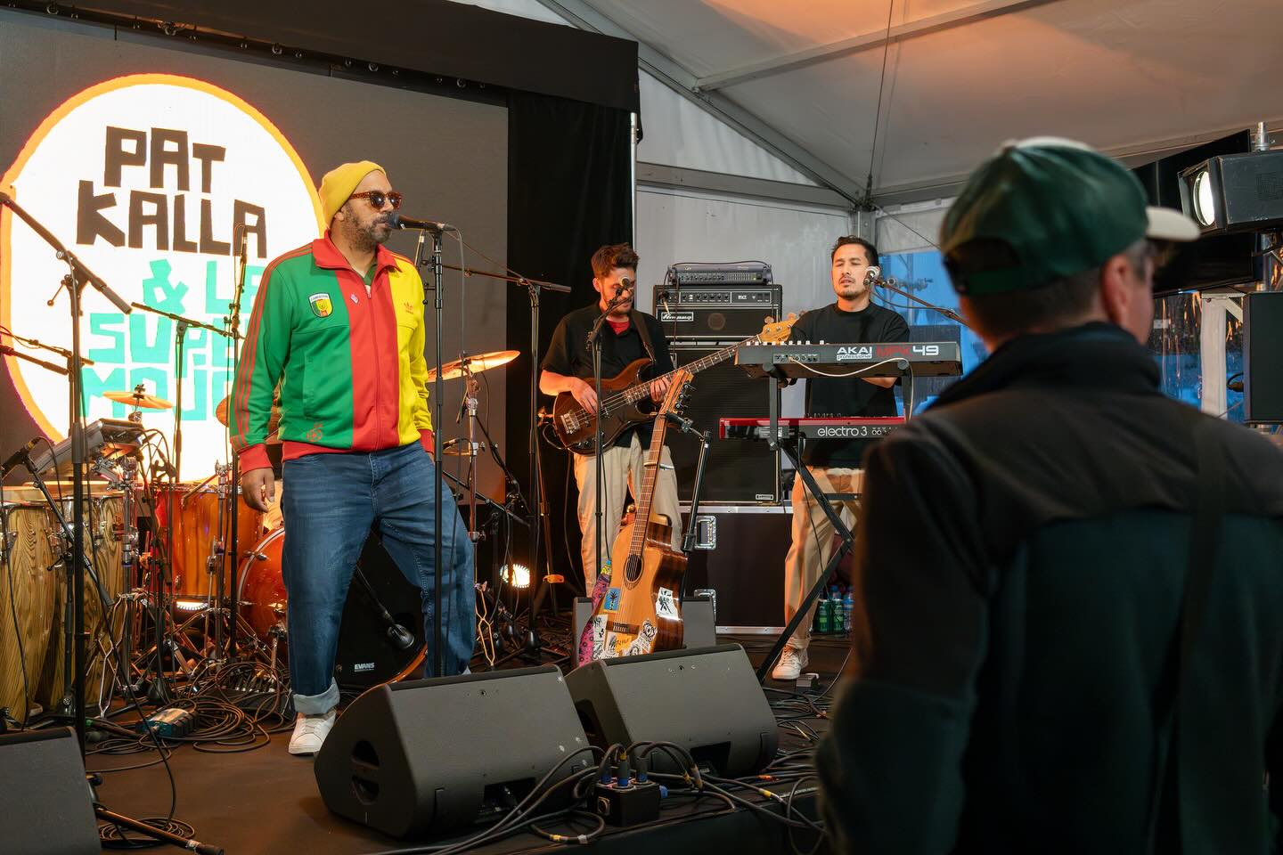 🎧 La fête commence dès votre arrivée sur le village du Tour de Belle Île !
Tout au long du week-end, DJ sets et concerts viendront faire vibrer le village ! Après les navigations, place à la fête, à la musique et aux retrouvailles dans une ambiance unique face à la mer.
Rendez-vous sur le village du 8 au 10 mai pour vivre le Tour de Belle Île autrement ! 🔥
📸 @mathieurivrin_photographies