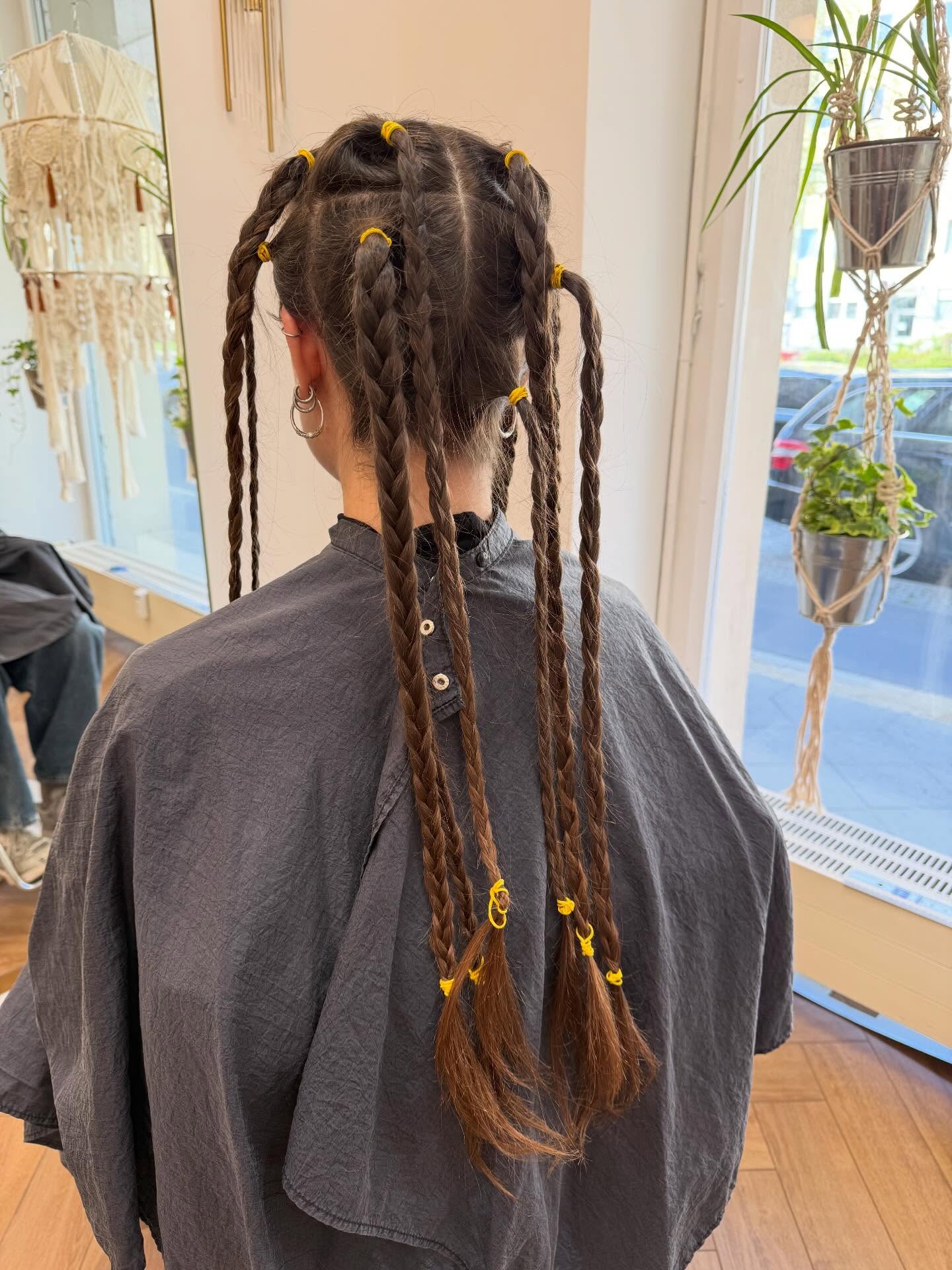 Wie schön!
Heute hat eine Kundin 50 cm lange Haare gespendet!
Wir sind partnersalon mit @haare_spenden.de ,werden wir die Haare dort verschicken😃
#haarespenden
#fürkrebskrankekinder
#fürgutenzweck
#atelier-t.Berlin
#hairsalonberlinprenzlauerberg