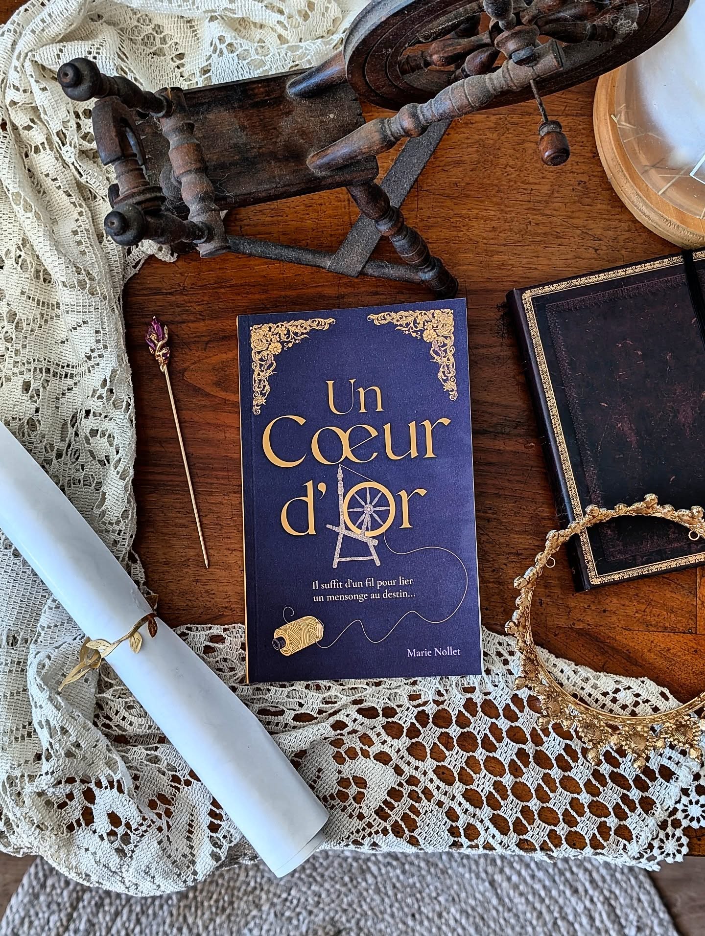✨ Un Cœur D’or - Marie Nollet ✨
Marchons sur les terres du royaume de l’or…
La reine Léonore n’a qu’un seul amour : l’or. Une obsession dévorante qui la ronge à petit feu. Elle ne vit que pour ça, elle ne jure que par ça… jusqu’au jour où tout bascule.
Quand un malheur s'abat sur son royaume et que les mines viennent à se tarir, Léonore n’a plus qu’une idée en tête : en trouver, coûte que coûte. Quitte à tout sacrifier. Quitte à détruire ce qui l’entoure… et peut-être même se perdre elle-même.
Cette réécriture de Rumpelstiltskin a été une très belle surprise pour moi. On retrouve ce petit côté “vilain à la Disney” que j’aime beaucoup.
Les personnages secondaires sont eux aussi très réussis. J’ai eu un vrai coup de cœur pour Monsieur Martin, conseiller fidèle de la reine, qui tente tant bien que mal de lui apporter un peu de sagesse… en vain.
Ce que j’ai particulièrement aimé, c’est le message du roman. Derrière cette quête de richesse, il y a quelque chose de plus profond : une réflexion sur ce qui compte vraiment, sur l’amour, sur les choix qu’on fait… et leurs conséquences.
La plume de Marie Nollet est douce, elle nous emporte facilement dans ce périple. C'est très appréciable !
En bref, c'est un roman qui plaira autant aux amateurs de réécritures qu’à ceux qui aiment les histoires avec du fond. C’est beau, c’est touchant, alors je vous le recommande !
Si vous aussi vous voulez partir en quête de l'or, filez chez @betapublisher !
#BetaPublisher #uncoeurdor #marienollet #réécriture #rumpelstilskin