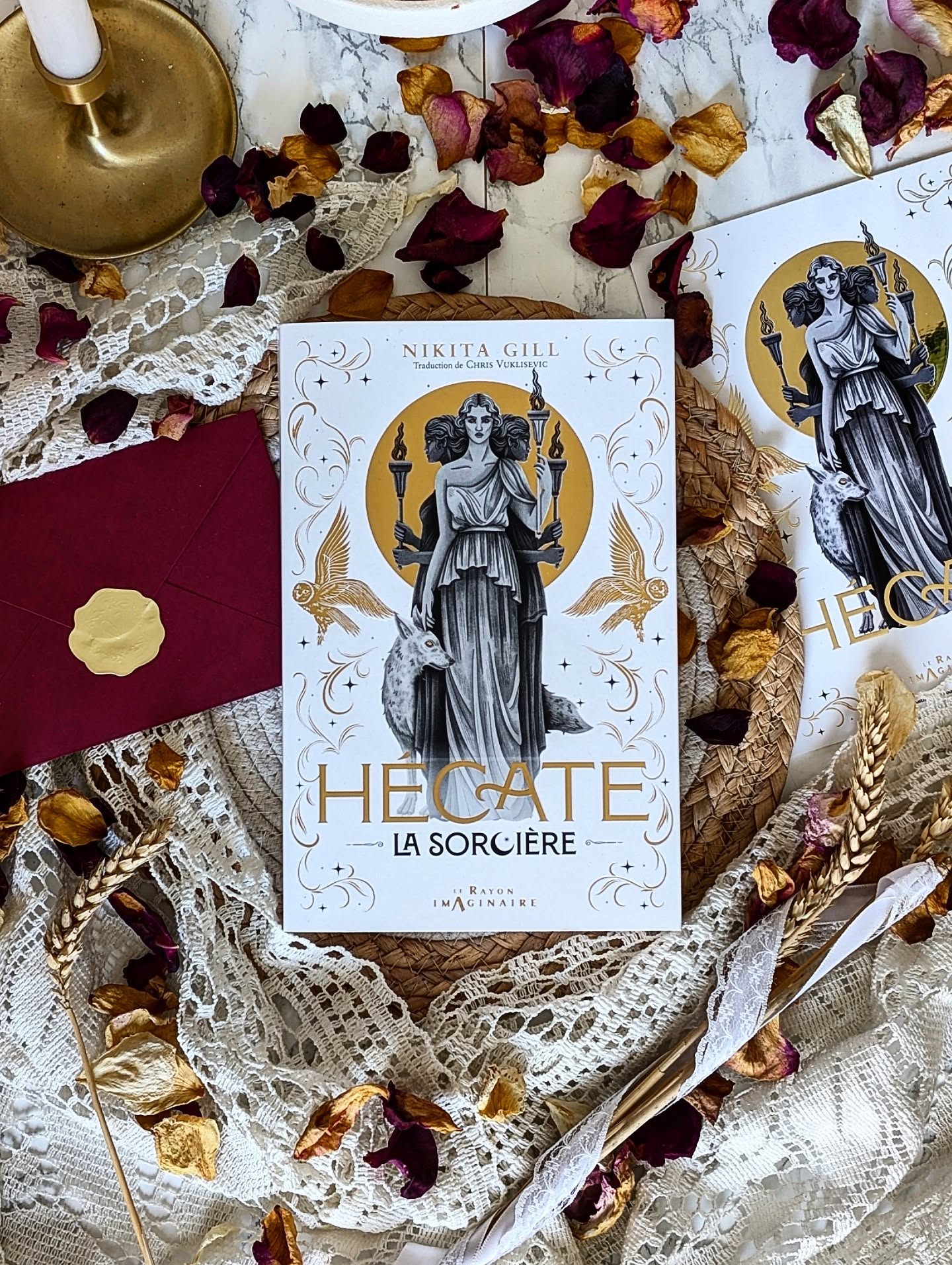 ✨ Hécate, La Sorcière - Nikita Gill ✨
Bienvenue dans la vie d’Hécate…
Alors que sa destinée semble lui promettre de grandes choses, cette fille de la guerre se voit contrainte de fuir le confort de son foyer pour trouver refuge aux Enfers, dans le domaine d’Hadès. Perdue au milieu de ce nouveau monde, elle va tenter de trouver sa place auprès de ses compagnons d’infortune et de donner un sens à son existence. Mais peut-on réellement trouver la lumière dans un royaume plongé dans l’ombre ?
J’ai adoré cette histoire, notamment grâce à son écriture en vers libres. Ça peut surprendre au début, surtout si on n’a pas l’habitude, mais ça apporte un vrai côté mystique et envoûtant au récit. La plume est sublime, très poétique, et tout se lit avec fluidité.
Les personnages sont tous marquants, ce qui paraît logique quand on évolue parmi les dieux. J’ai particulièrement aimé la relation entre Hécate et sa mère, Astéria. On ressent cette dualité entre l’envie de protéger son enfant et la nécessité de la laisser partir pour qu’elle trouve sa propre voie en sécurité.
Moi qui adore les récits autour des dieux et déesses, j’ai beaucoup apprécié le choix de suivre toute l’évolution d’Hécate à travers les différentes étapes de sa vie. On la voit changer, grandir et devenir peu à peu celle qu’elle est destinée à être.
J'ai aussi beaucoup aimé les personnages de Styx et Charon que l'on suit tout au long de l'histoire.
Tout dans ce roman possède une dimension très poétique et on redécouvre Hécate sous un angle différent de la légende que l'on connaît tous.
En bref, c’est une très belle découverte qui plaira aux lecteurs qui aiment les récits mythologiques et les aventures centrées avant tout sur l’évolution d’un personnage. Si vous aimez les ambiances mystiques et le vers libre, je vous le recommande fortement.
À découvrir chez @hachetteheroes !
*J'ai lu ce roman en lecture commune avec @flo_et_ses_lectures *
#hecate #hachetteheroes #bookstagramfrance #Booklover #review