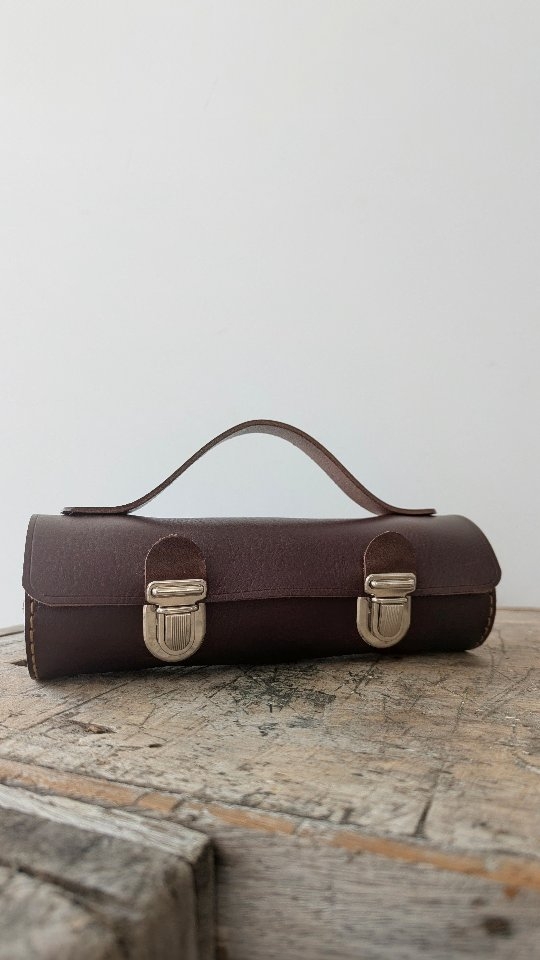 COMMANDE SUR MESURE
Cette commande, c’est Hélène qui me l’a confiée,
pour l’anniversaire de son frère.
Elle voulait un cadeau unique, un étui à boules de pétanque personnalisé. Une jolie création de qualité et artisanale.
Ensemble, nous avons choisi le cuir, le fll et les initiales pour le personnaliser.
Puis elle m’a confié la fabrication.
Coupe, montage, préparation de la couture…
chaque étape est réalisée avec soin.
La personnalisation vient signer la pièce,
et les finitions apportent solidité et élégance.
Un étui unique, pensé pour durer
et fabriqué entièrement à la main.
MERCI Hélène pour ta confiance ❤️
Bonne soirée
Marion