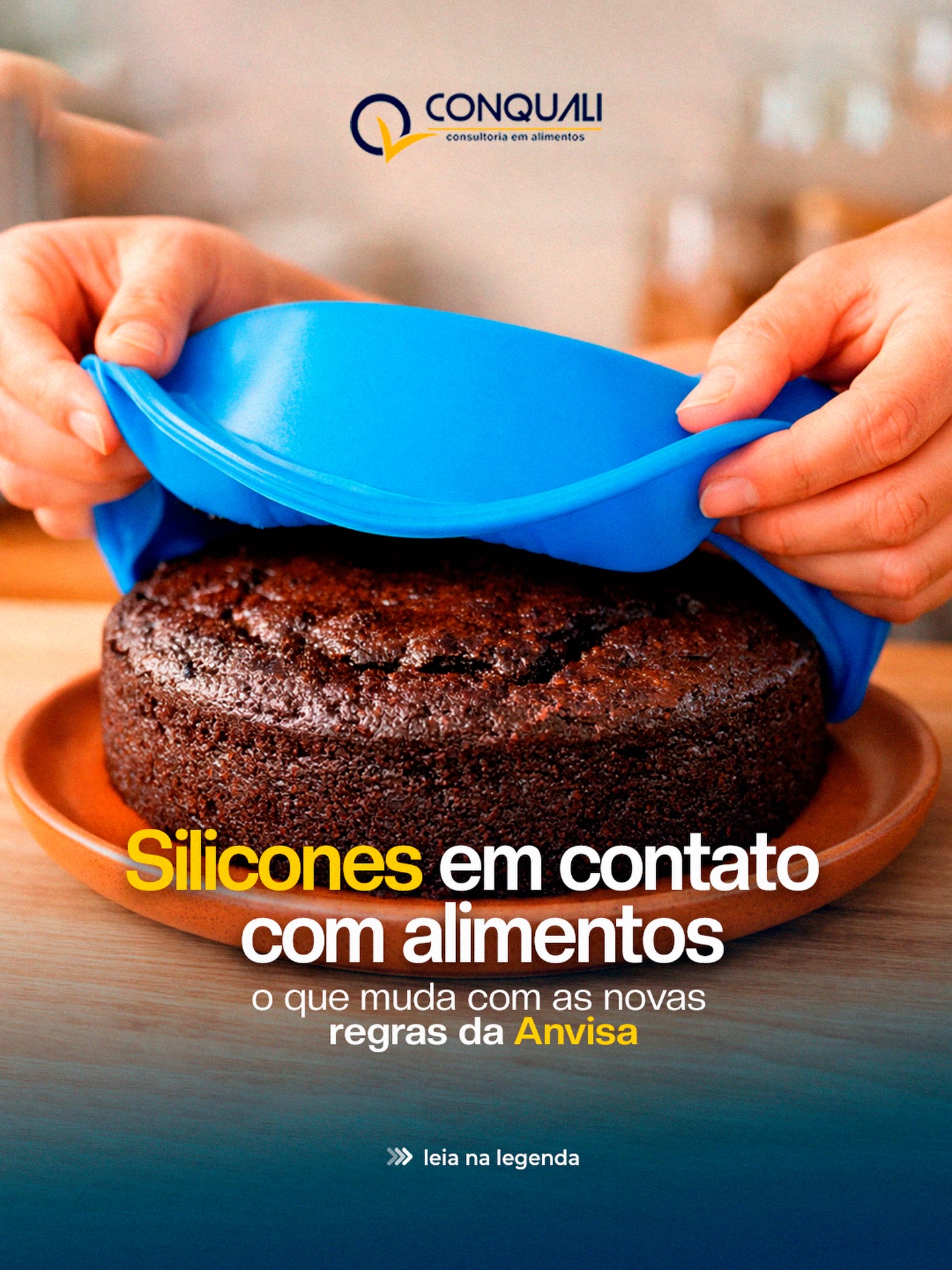 A Anvisa publicou novas regras para materiais de silicone destinados ao contato com alimentos, trazendo critérios mais rigorosos sobre composição, pureza, migração e uso seguro desses materiais em utensílios, equipamentos e componentes industriais.
Na prática, isso significa que o silicone utilizado na operação precisa atender requisitos específicos para não transferir substâncias aos alimentos, além de ser produzido com matérias-primas autorizadas e seguras.
Essa atualização acende um alerta importante para empresas do setor de alimentos, já que itens como formas, espátulas, mangueiras, selos e peças industriais passam a exigir ainda mais atenção em processos de compra, validação e controle.
O impacto aparece diretamente em pontos como:
✅ qualificação de fornecedores
✅ verificação de laudos e conformidade
✅ revisão de materiais, POPs e especificações
✅ maior segurança dos alimentos e redução de riscos químicos
Mais do que acompanhar a mudança, é essencial revisar agora os materiais em uso para evitar não conformidades futuras e fortalecer a segurança da operação.
#Conquali #ConsultoriaEmAlimentos #Anvisa #SegurançaDosAlimentos #IndústriaDeAlimentos VarejoAlimentar FoodService BoasPráticas Conformidade QualidadeEmAlimentos