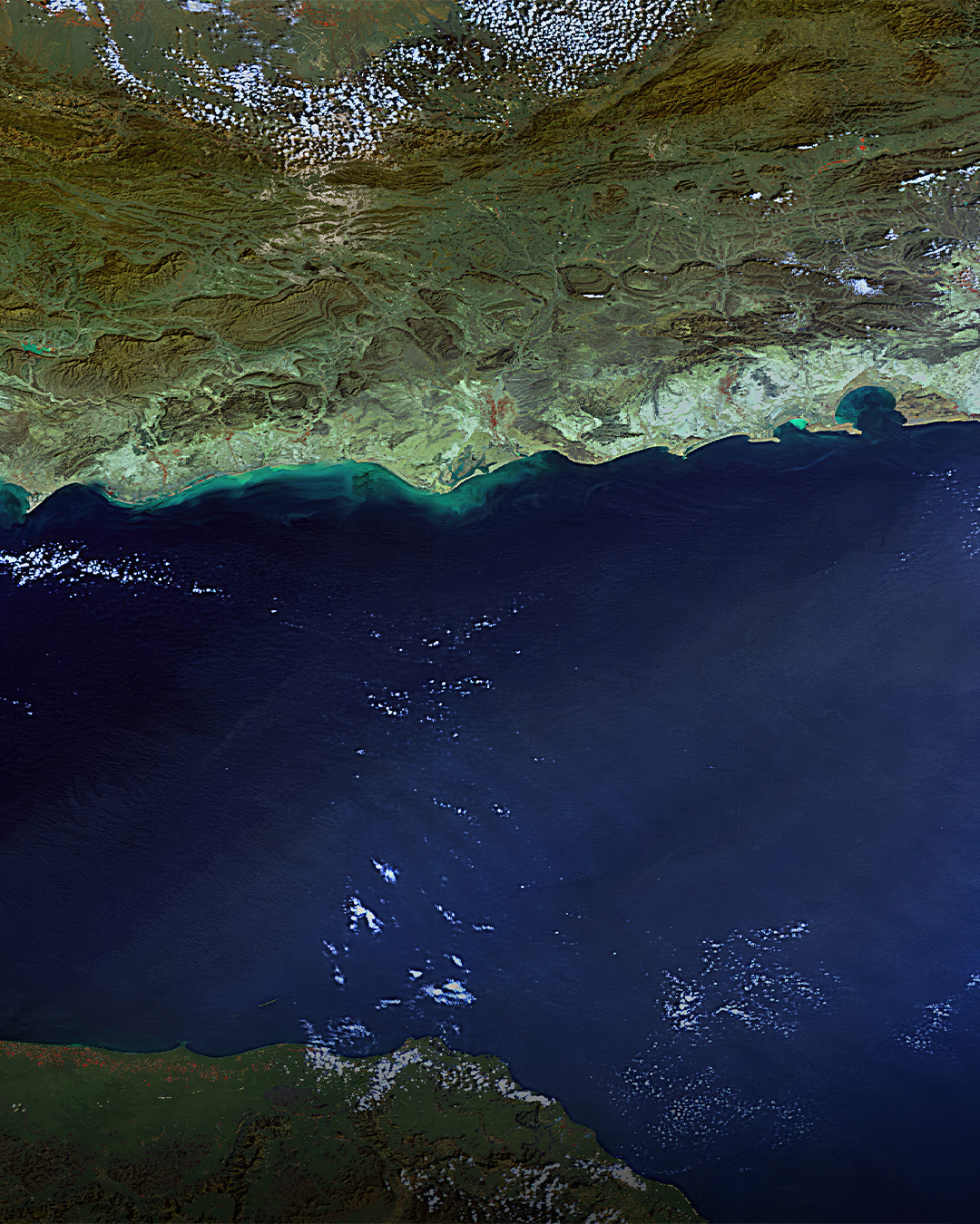 J’ai récemment retrouvé, amusé, cette peinture numérique qui représente une vue depuis l’espace que peu de personnes auraient reconnue il y a encore quelques semaines, mais que tout le monde semble connaître aujourd’hui. Elle simulait une végétalisation massive de la partie sud du détroit d’Ormuz (vous aurez donc reconnu), réalisée initialement pour la COP16 de Riyad sur la désertification.
Elle s’inscrit dans une série de peintures numériques réalisées avec des amis astronautes, à partir de données satellitaires de la NASA et de l’ESA, où j’imaginais le futur de notre planète vu depuis l’espace, en mettant en scène un certain nombre de scénarios. Dans celui-ci, la révolution verte prenait corps : des territoires entiers, aujourd’hui désertiques, se couvraient de verdure.
Forcément, aujourd’hui, cette image prend un sens particulier. J’ai voulu y ajouter une citation de Confucius, qui résonne avec la politique de ce cher président américain… ainsi qu’un court texte de mon amie Shirin Ebadi, Prix Nobel de la paix et juge iranienne, qu’elle avait rédigé pour mon ouvrage HOPES en 2021.
Là aussi, tout un symbole, car j’ai évidemment une pensée pour toutes les Iraniennes et tous les Iraniens qui souhaiteraient simplement vivre en paix, comme nous tous (ou presque, visiblement) dans ce monde.
❯ Nouveauté : Vous pourrez trouver à partir d'aujourd'hui de plus en plus de ces peintures, enrichies de nouvelles animations et de textes explicatifs mis à jour sur le blog de mon site officiel / www.yannickmonget.com
__________________
SOURCE : Peinture numérique tirée du livre HOPES, Symbiom Editions 2021
Commander le livre : https://www.symbiom.org/hopes
__________________
NOTES SUR L'IA : L'œuvre originale à la base de cette projection est une œuvre artistique, réalisée sans aucun recours à l'IA