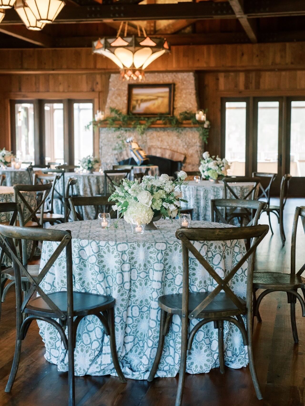 There is something about our ARIA OCEAN that feels effortlessly luxurious. Rich in texture, stunning in pattern, and absolutely at home in the most elegant country club settings. This Black Label beauty is the kind of linen that makes every table it touches feel like a destination.
Photography: @lindseymorganphotography
Planner: @toast_events | @toast_maren
Floral: @emcreativefloral
Linens: @partytables_linensanddrapery
#EventDesign #EventDecor #WeddingLinens #EventLinens #LinkInBio