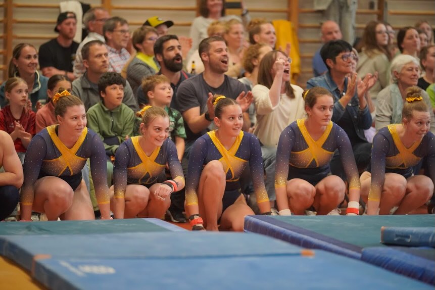 Alle Jahre wieder - das Showtraining vor heimischem Publikum findet grossen Anklang, ganz zur Freude aller Turner:innen. Anschliessend durfte ein gemütlicher Ausklang mit Familie, Freunden und Bekannten natürlich nicht fehlen. Das erste Kräftemessen für Team Aerobic, Barren und Schaukelringe steht in rund zwei Wochen, am @tannzapfe_cup, auf dem Programm. Etwas später, in rund einem Monat, sind wir am @appenzeller_kantonalturnfest am Start. Wir freuen uns auf die bevorstehende Saison - bis bald.
.
.
.
📸 Livia Zgraggen / Muriel Schuler
#tvschattdorf #mehralsturnen #turnenverbindet