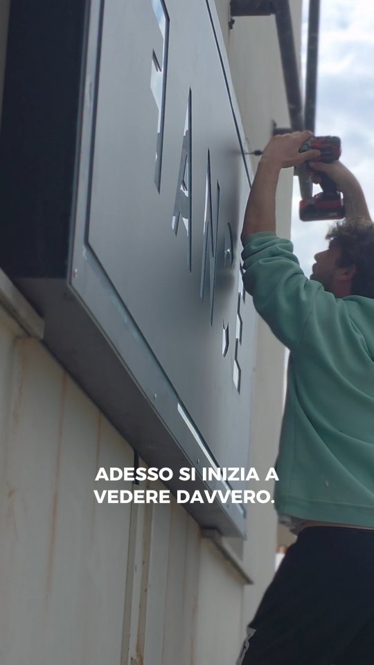 Adesso si inizia a vedere davvero.
Il 25 aprile vogliamo viverlo bene.
Per questo stiamo preparando qualcosa di più di una semplice apertura: buffet & drink, musica dal vivo e una maglia evento stampata live e regalata.
Dalle 16:00, Via Emilia 284, Santa Giustina.
Se ancora non l’hai segnato, questo è il momento giusto.
Aiutaci a far girare questo video e a farlo sapere in giro ❤️
Per noi conta davvero.
#fanceabbigliamento #fance #inaugurazione #nuovostore #nuovocapitolo rimini santagiustina eventirimini comingsoon