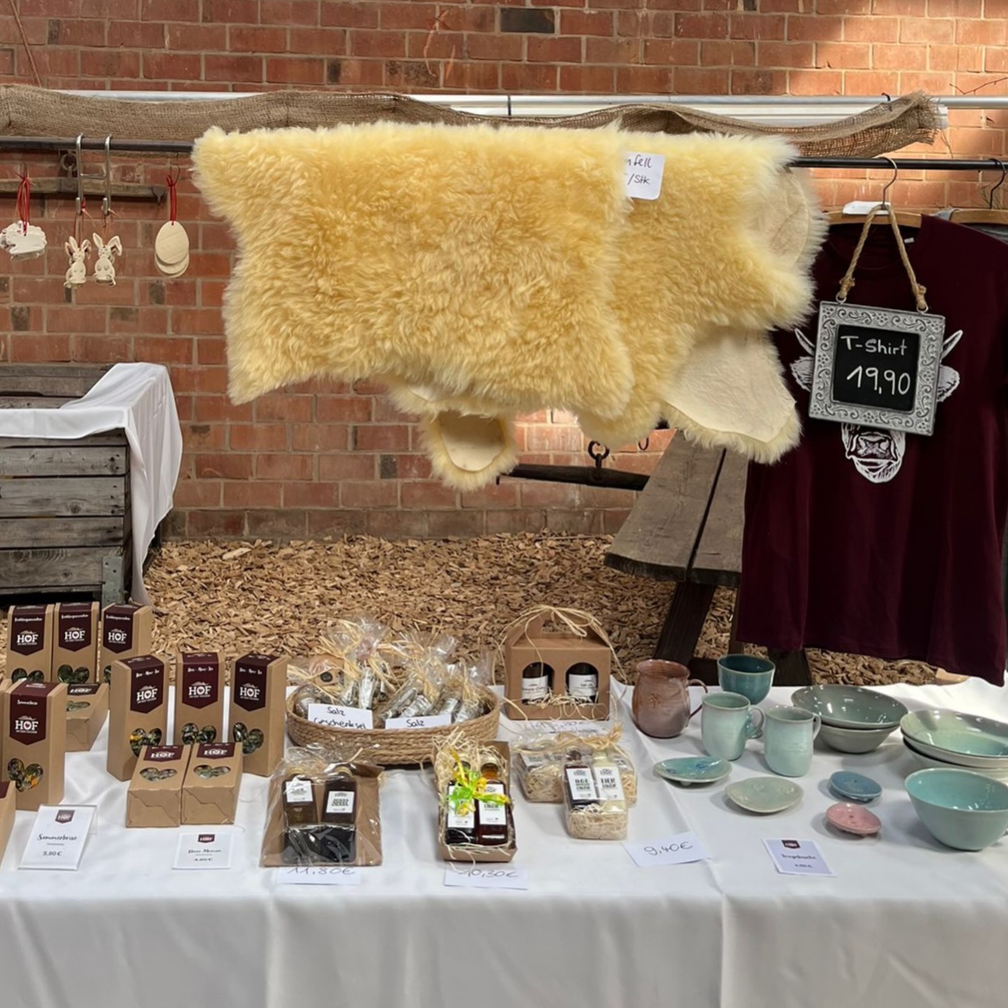 ♥️ Diesen Sonntag, 19.4.26, könnt ihr unsere fast komplette Produktauswahl in der Scheune finden, mit Probiermöglichkeiten und Angeboten.
Kommt vorbei, zum Pflanzenmarkt mit Beratung und Flammkuchen als besondere Highlights!