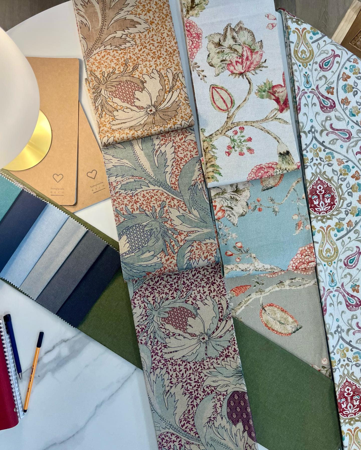 Dale vidilla a tu hogar con los nuevos #textiles en #livinglavidadeco
Para acompañar a tus visillos o estores lisos unas caídas estampadas, para tapicería o almohadones son resistentes y muy gustosos.
#deco #decoracion #disenodeinteriores