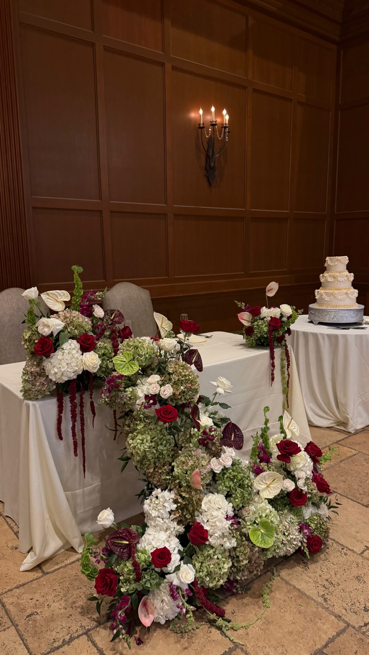 So easy to fall in love with red 🌹
Venue: @villasienaweddings
Florals: @dianavr05
Bride: @_xalexxandra
