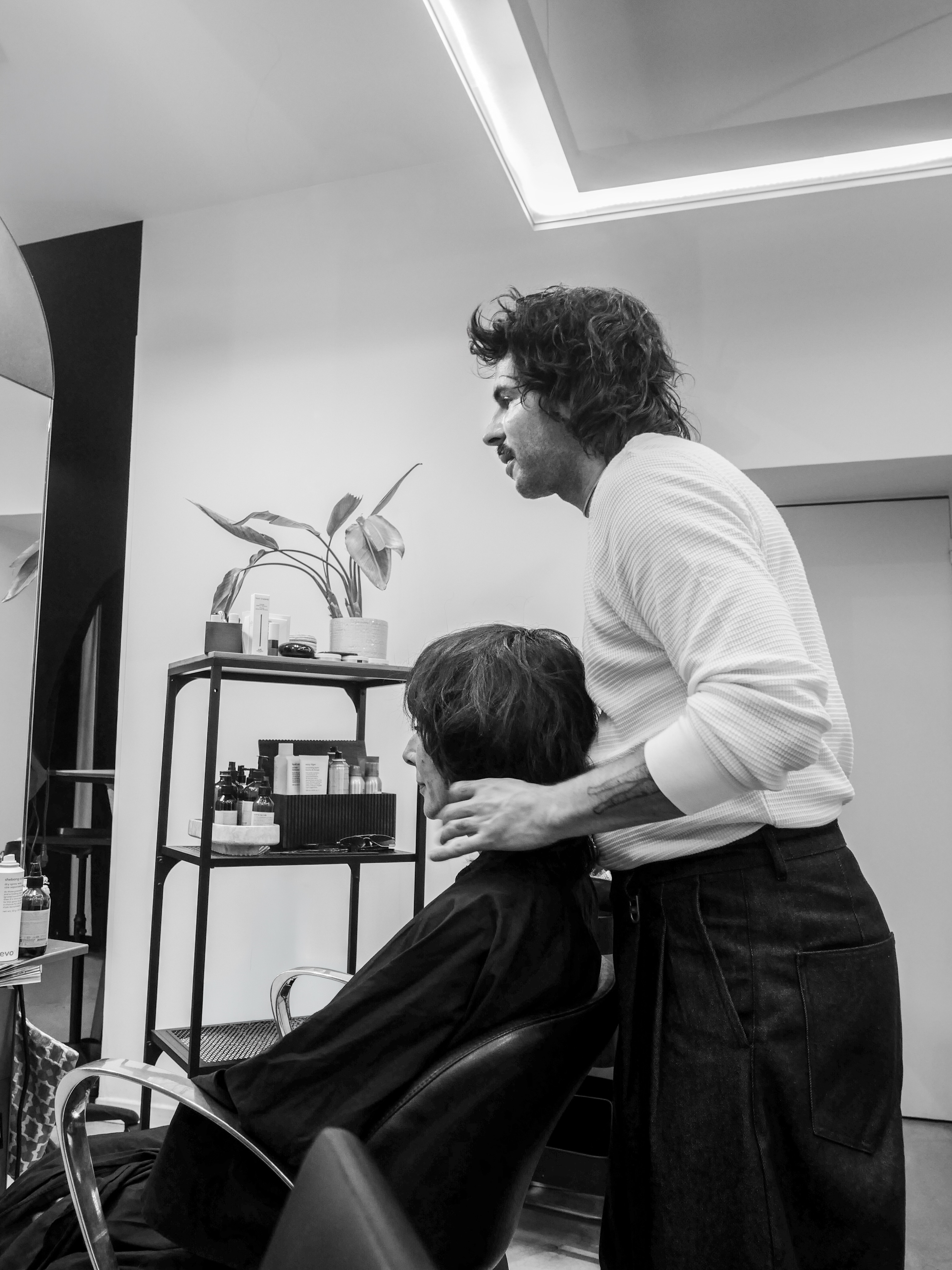 La consultation permet de comprendre les besoins de vos cheveux pour leur apporter la coupe la plus adaptée ! 🤍
Haircut by @richard__hairdresser ✂️
#haircut #hairdresser #lafabrica #paris