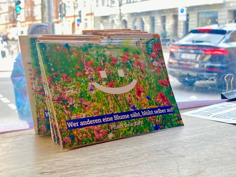 Mit dem Frühling geht’s auch bei uns im HarzAcker wieder los mit unserer Samenkampagne.
Seit letzter Woche liegen unsere schönen Samen-Postkarten bei diversen Orten im Harzer Quartier
aus.
🌱 🌸 Darauf findest Du Biosaatgut von Bingenheimer - von essbarer Blumenmischung über Kräuter bis hin zu
Rainbow Mangold und Hokkaido ist wieder einiges dabei.
👉 Hol Dir hier Deinen Kick-Start in die Gartensaison:
📍 QM Harzer Straße - Treptower Straße 23
📍 Kiezladen Harzer Straße
📍 Hof von Endorphina Backkunst - Elsenstraße 52
📍 Ko-Kitchen & workish.berlin - Harzer Str. 39
📍 Nahkauf & Café Nah am Wasser am Kielufer
📍 Wolf Kino & K-Fetisch in der Weserstr. /Wildenbruchstr. Und jetzt brauchen wir noch Deine Hilfe:
Hast Du weitere Tipps, wo wir noch Saatgut auslegen sollen?
Save the Date - Am Freitag 18. September 2026 laden wir alle Kiezgärtner*innen zur Langen Tafel ein, dem Erntedankfest im Harzer Quartier, wo wir alle unsere Ernte miteinander teilen!
#harzacker #samenkampagne #harzerquartier #berlin #neukölln