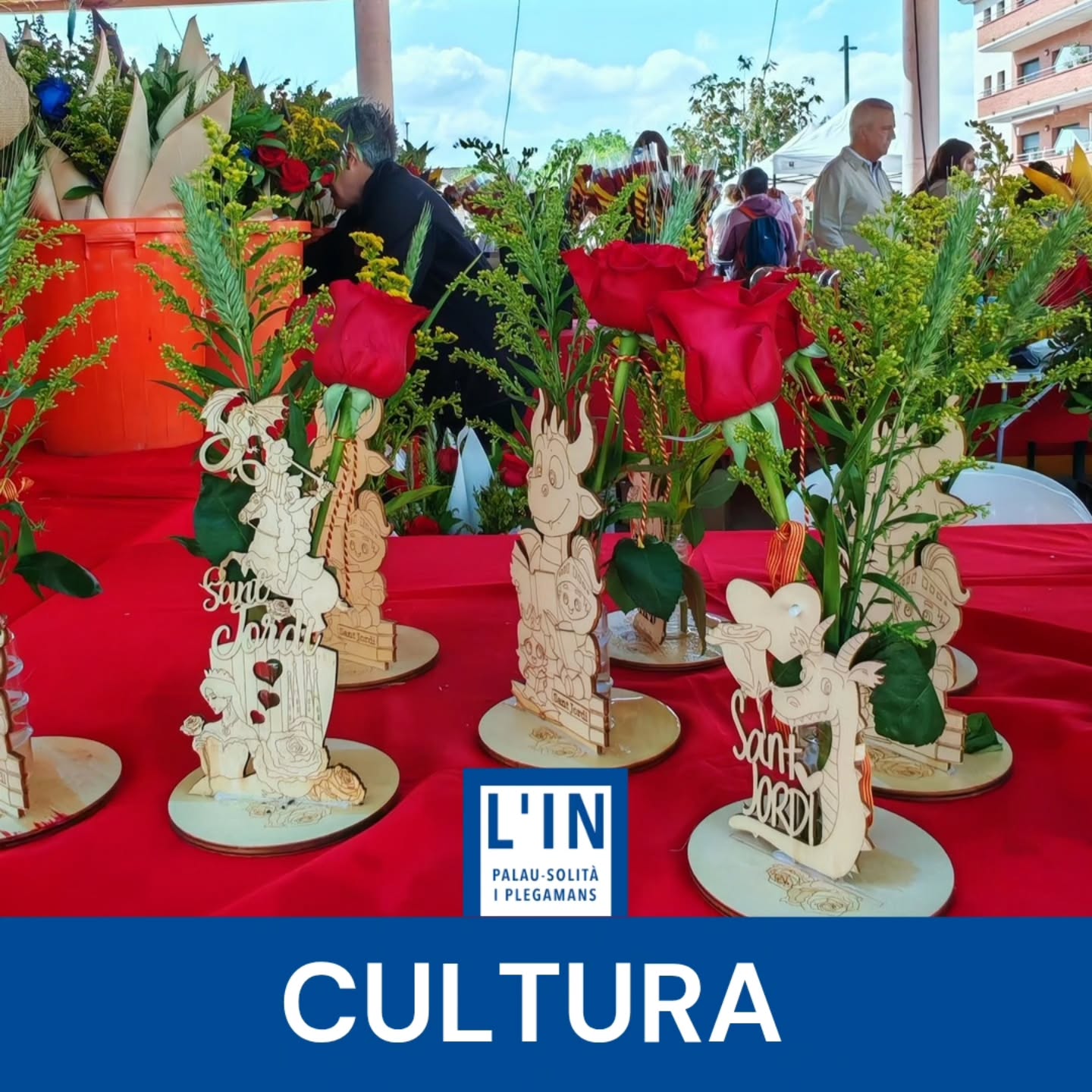 SANT JORDI. La plaça de Ca L'Estruch ja bull de gent fent el tafaner a les taules de llibres i roses, i entre les parades de les 25 entitats i associacions que avui s'han instal·lat a la Fira de Sant Jordi de Palau-solità i Plegamans. A primera hora, la Porxada s'ha omplert de canalla, vinguda dels col·legis, que aprofiten la diada per fer una sortida cultural. La fira els ofereix un taller infantil de punts de llibre adreçat a escoles i també podran gaudir de Lilliput Juguem a contes, una instal·lació participativa literària de la Cia. Tombs Creatius.
La lectura també tindrà un paper protagonista amb el micro obert Llegim?, amb la participació d’alumnat de centres educatius, l’Escola d’Adults, el Consorci per la Normalització Lingüística, l’Aula Oberta i tothom qui s’hi vulgui afegir, organitzat pel Taller de les Arts.
A la tarda, un ball de Bollywood a càrrec de Haribala ONG (de 17.15 a 18 h) i una ballada de sardanes amb la Cobla Genisenca (a les 18.30 h), organitzada per l’Agrupació Sardanista en col·laboració amb l’Ajuntament, animaran la festa.
Durant tota la jornada, a la carpa de l'Ajuntament, diversos autors locals firmaran exemplars dels seus llibres.
@ajpalauplegamans @ercpalau
@juntsperpalausolitaiplegamans @assembleacat @flors_i_plantes_silvia @palaupaper @elcauludic @greens_palau @biblioteca.alzina @jaume_vn @tdla_psip @atelier_montseflower @seguraroser