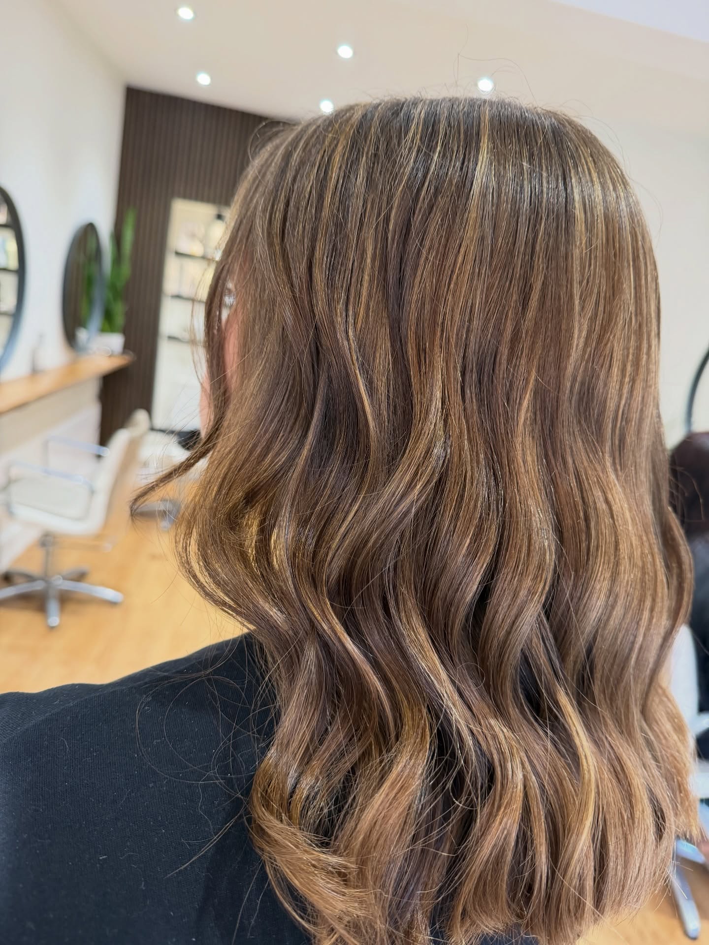 Summer is coming ☀️
Have you booked your summer appointment yet?
Stunning highlights and cut by @hairstylist_sindy