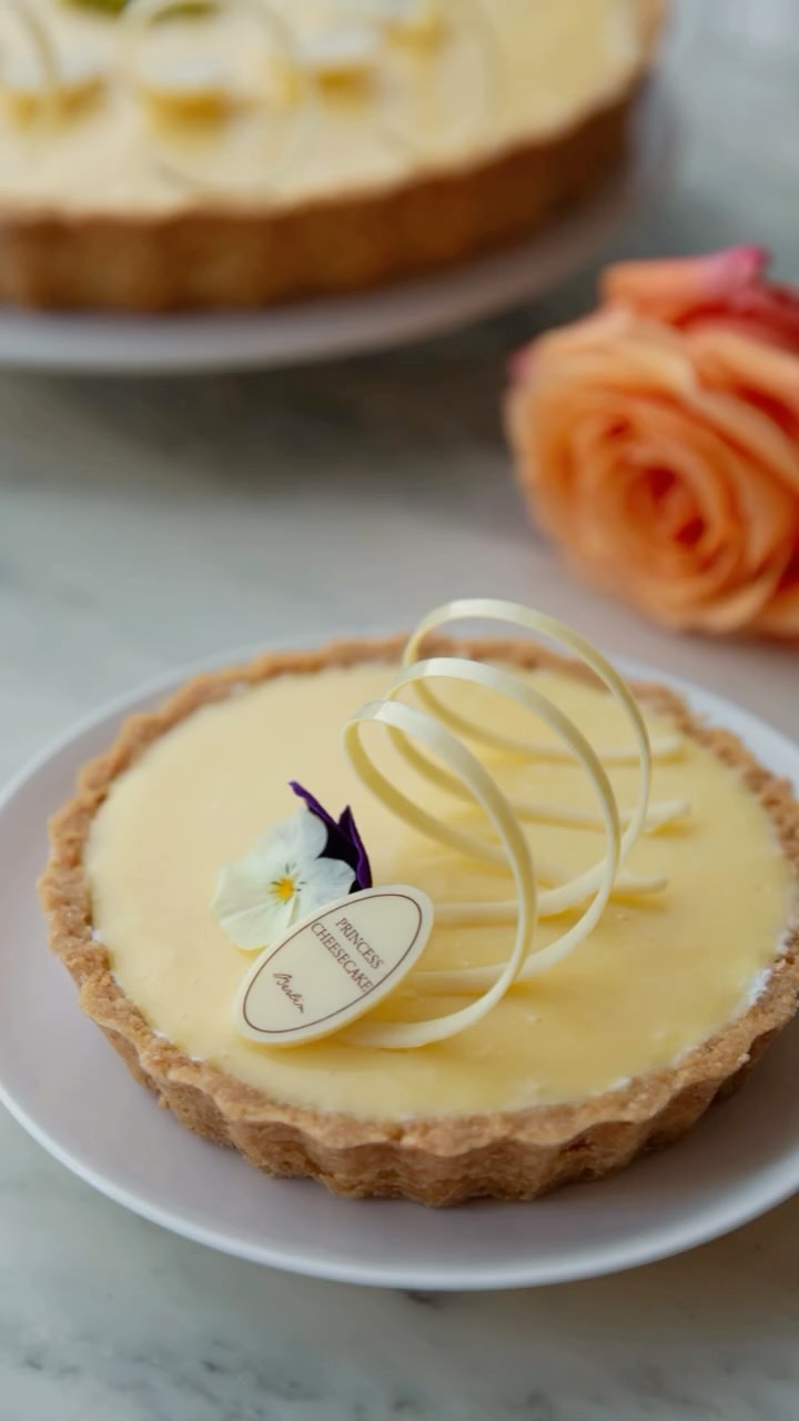 🍋
Manchmal sind es die feinen, leisen Noten, die am meisten berühren.
Unsere Mondanite ist genau so ein Moment:
frisches Lemoncurd trifft auf eine zarte Quarkmousse – leicht, elegant und unglaublich ausgewogen.
Ein Kuchen wie ein Frühlingsnachmittag – hell, klar und voller Leichtigkeit.
Für alle, die es frisch, fein und ein bisschen besonders mögen. 🍋🍰
#Mondanite #PrincessCheesecake #LemonLove #SpringVibes #BerlinEats