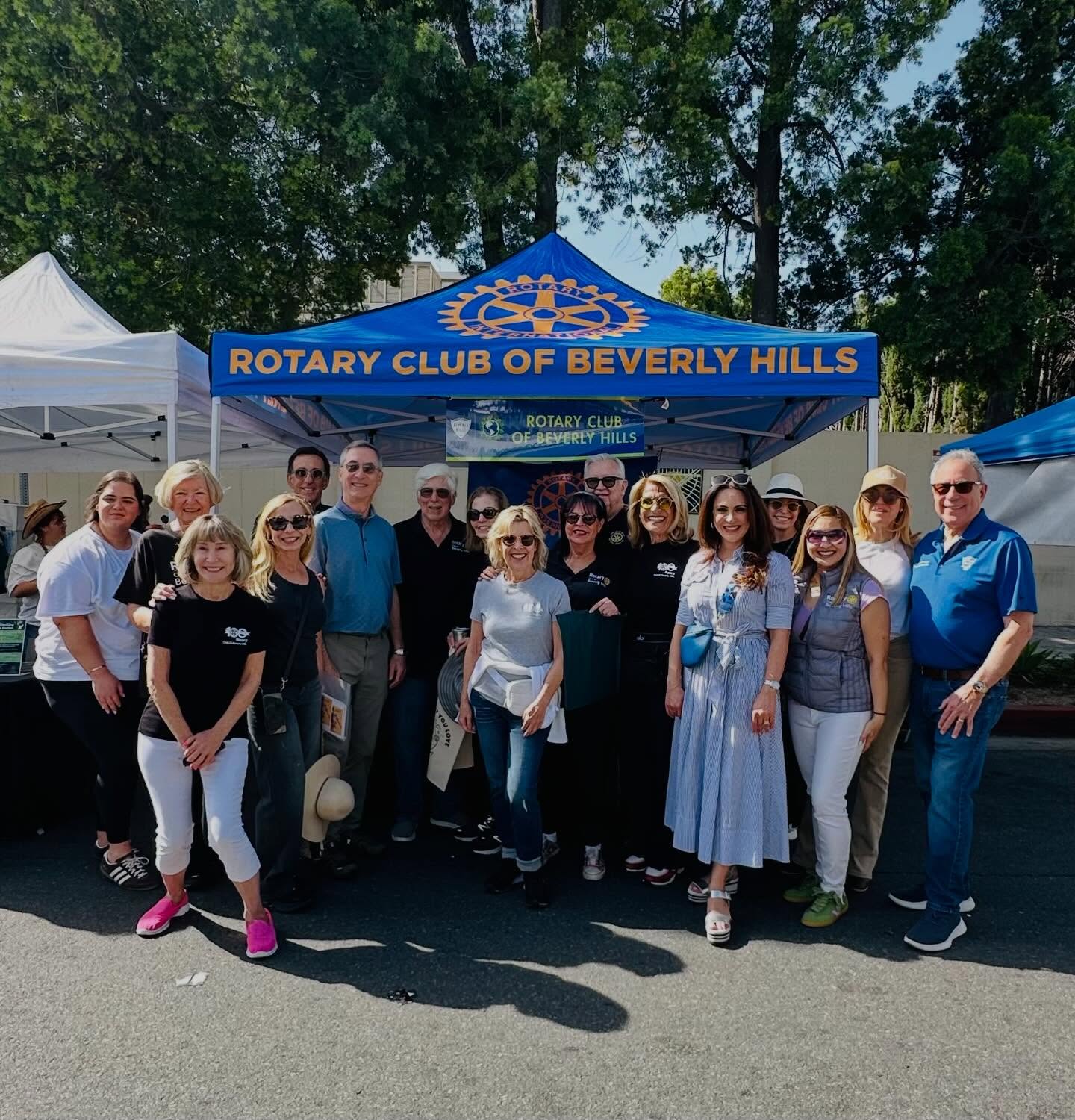 Rotary Club of Beverly Hills continued the tradition of sponsoring a booth at the Beverly Hills Farmers’ Market in celebration of Earth Day.🌳 Several Rotarians were in attendance to support the club’s efforts on this beautiful Sunday.☀️🌎