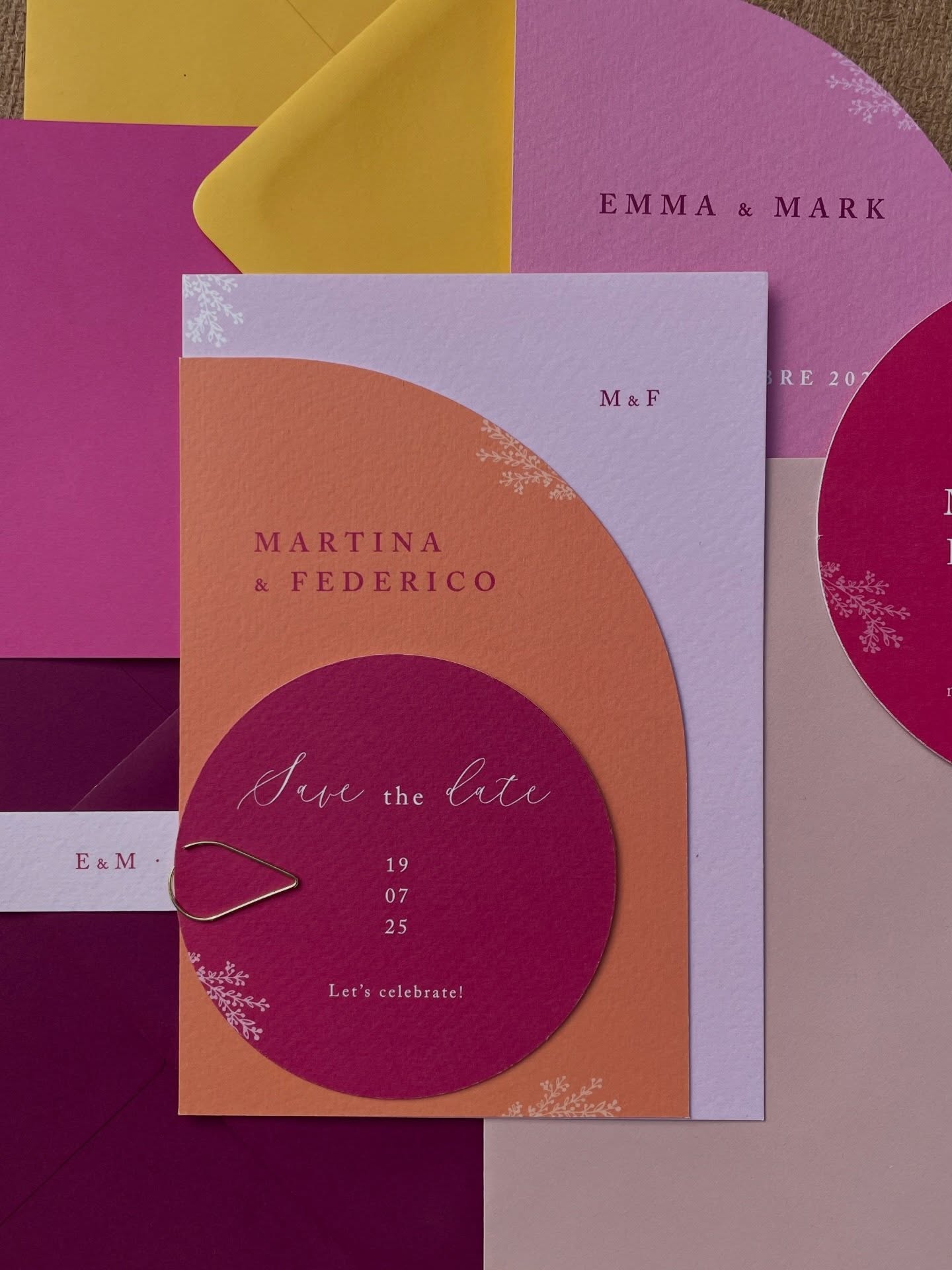 Colori che raccontano una storia d’amore 💕
Si inizia dalla partecipazione per una wedding stationery con carattere 🌈
#stationerydesign #matrimoniocolorato #weddingdesign #palette #fucsia