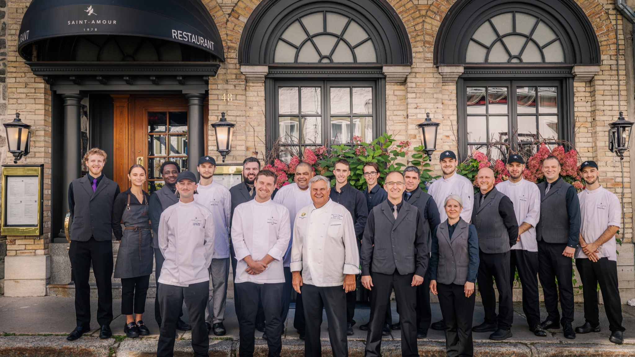 ⚜️ L'excellence ne s'improvise pas. Elle se construit. ⚜️
Une personne à la fois. Un geste à la fois. Une saison à la fois.
Depuis 1978, c'est cette conviction qui guide chaque recrutement, chaque formation, chaque transmission entre nos chefs. 👨🍳 Car derrière chaque assiette qui quitte nos cuisines se trouve une équipe façonnée dans l'exigence et le respect — du produit, du convive, et du métier.
Ici, l'excellence n'est pas un standard affiché sur un mur. ✨ Elle vit dans les mains de ceux qui, jour après jour, choisissent de faire mieux.
C'est cela, l'héritage du Saint-Amour.
📍 Le Saint-Amour — Québec, depuis 1978
🌐 www.saint-amour.com
#lesaintamour #depuis1978 #excellencegastronomique #terroirquebecois #hautecuisine #vieuxquebec