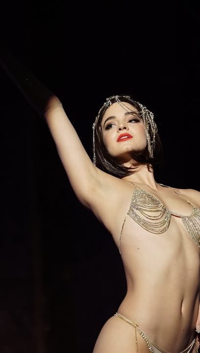 @donna.theshow – where old cabaret breathes again, dressed in the language of now 🪩💎
Donna moves through the world of dreams like smoke through candlelight — elusive, luminous, impossible to hold. Surrounded by seven dancers whose bodies speak in languages older than words, she becomes something beyond herself: a conjurer of the subconscious, a figure who stands at the threshold between what is felt and what can never quite be named.
#donnatheshow
#theaterimdelphi
#cabaretshow