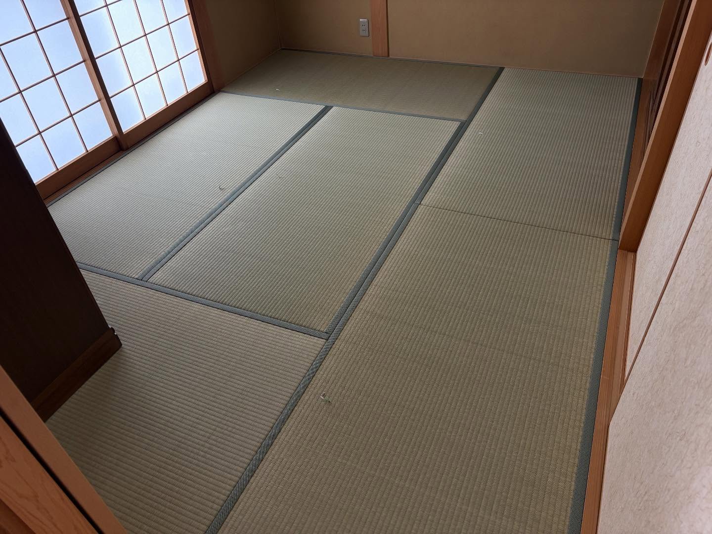 日進市にお住まいのお客様から畳・障子張替えのご依頼。
今回は当店のホームページをご覧いただき、ご縁をいただきました😊
畳表 熊本県産綿々 涼風品種
生田農家さん
畳縁 大宮縁 暮四季
障子紙 厚口紙 無地
納品後は、「障子を通したやわらかな光の感じが凄く良いですね〜」と喜んでいただきました👌
お選びいただいた畳縁も壁の色と合って以前より雰囲気が良くなりましね✨
#和室リフォーム
#畳張替え
#日進市畳
#日進市襖
#日進市障子
☆畳☆襖☆障子☆網戸☆張替え
名東区 天白区 千種区 昭和区
瑞穂区 守山区 日進市 長久手市
東郷町 尾張旭市 瀬戸市
名古屋市 名東区 高間町
丸孝畳店 マルタカタタミテン
☎️052-701-6960