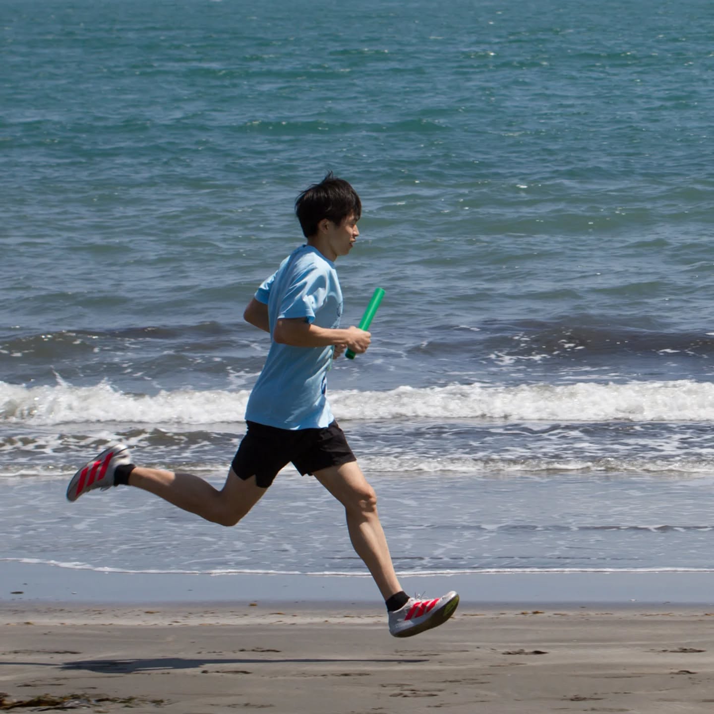 阿南淡島ビーチリレーマラソンを開催しました。
波打ち際に設置した1kmのコースをリレーして、チームメイトと42.195kmのゴールを目指してもらいました。
トップのチームは砂浜と思えない2時間40分でのゴール。
1kmの最速タイムは3分12秒でした。
ご参加いただきました皆さん、大変お疲れさまでした。
#阿南淡島ビーチリレーマラソン
#リレーマラソン
#株式会社kihal
#gogosupcafe
#outdoor_sports_square