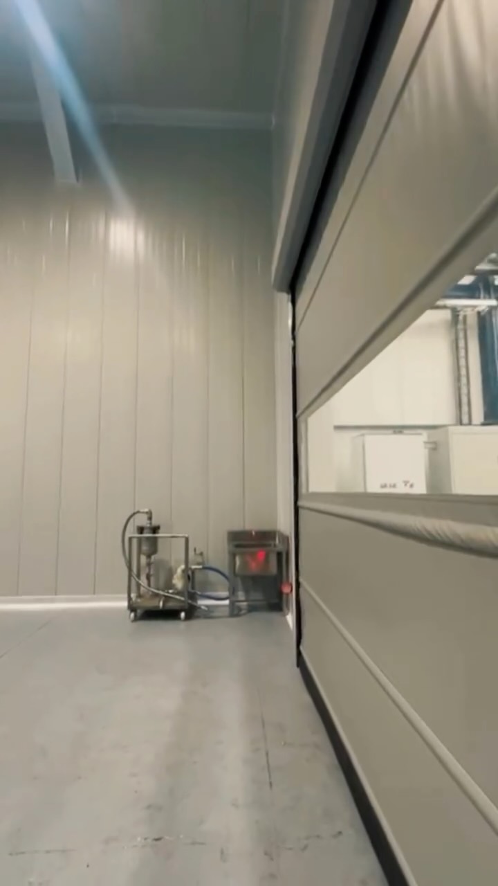 ¿Tu operación depende de un espacio limpio, controlado y eficiente?
Esto no es solo una bodega…
Es un sistema constructivo pensado para productividad.
Paneles tipo sándwich con alto aislamiento,
acabados sanitarios,
iluminación controlada
y detalles que garantizan hermeticidad y fácil mantenimiento.
Cada metro cuadrado está diseñado para cumplir estándar industrial real,
no improvisaciones.
Porque cuando tu operación no puede fallar,
la infraestructura tampoco.
En Arquo desarrollamos espacios industriales que sí responden.
Escríbenos y llevemos tu proyecto al siguiente nivel.