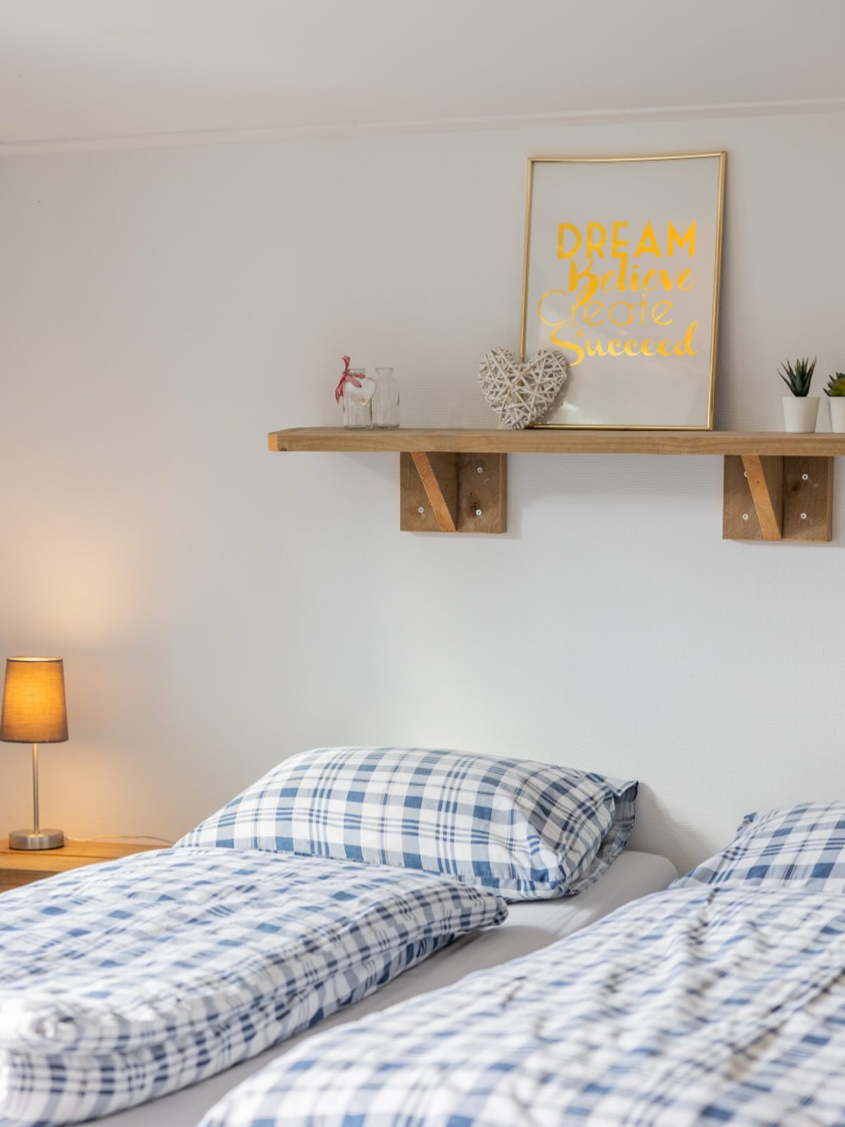 Een klein detail met een grote boodschap ✨
“dream • believe • create • succeed”
Precies de sfeer die we hier willen delen, een plek waar je even mag dromen, nieuwe plannen laat ontstaan en gewoon geniet van het moment 💛
Wanneer kom jij dromen? ☁️☁️
#bnb #rustmoment #dromen #ontspannen #evenweg